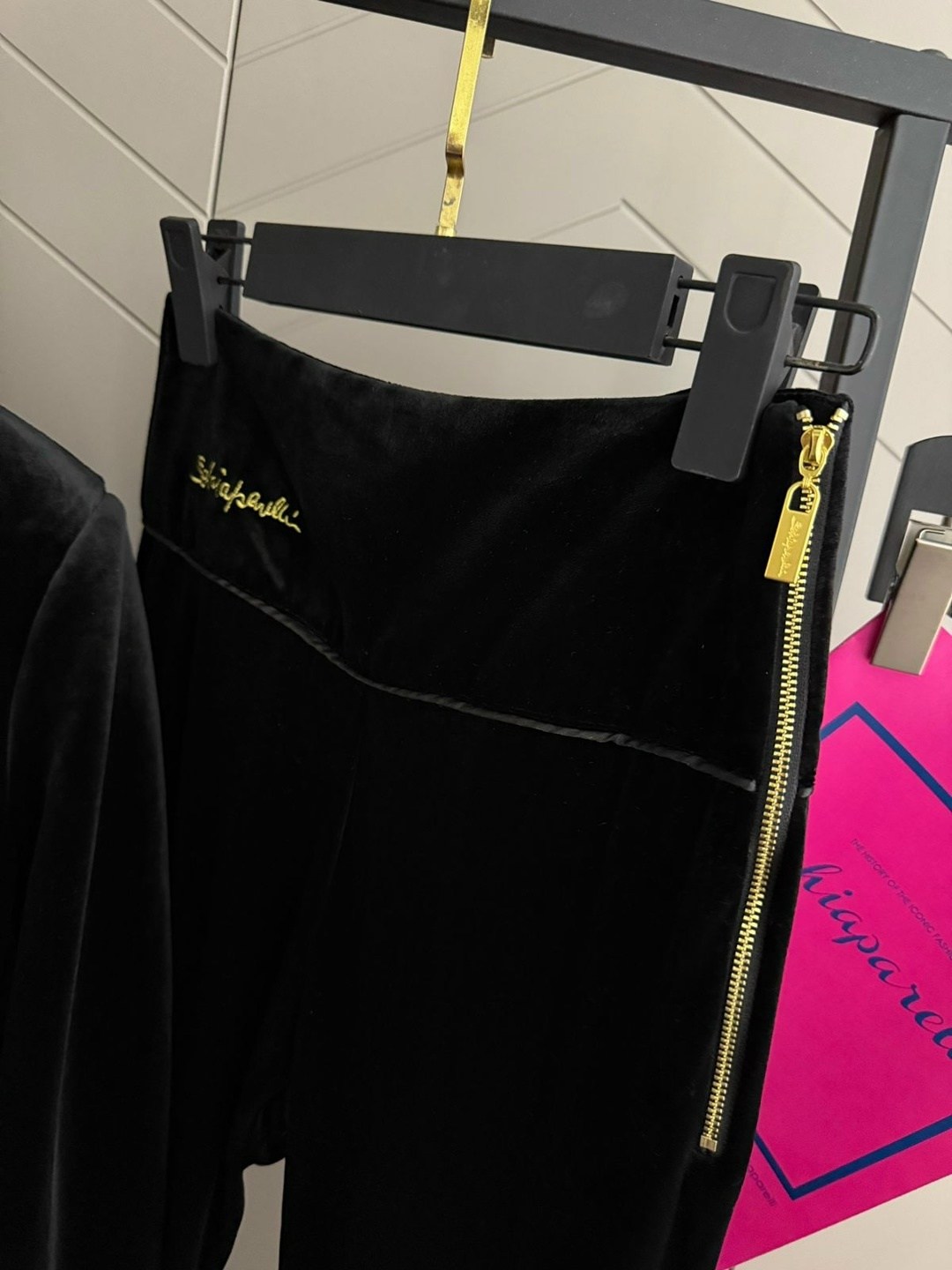 модели брючных костюмов из велюра для женщин,брючный костюм,бархатный брючный костюм,велюровый бархатный брючный костюм брюки и пиджак,велюровый брючный костюм женский