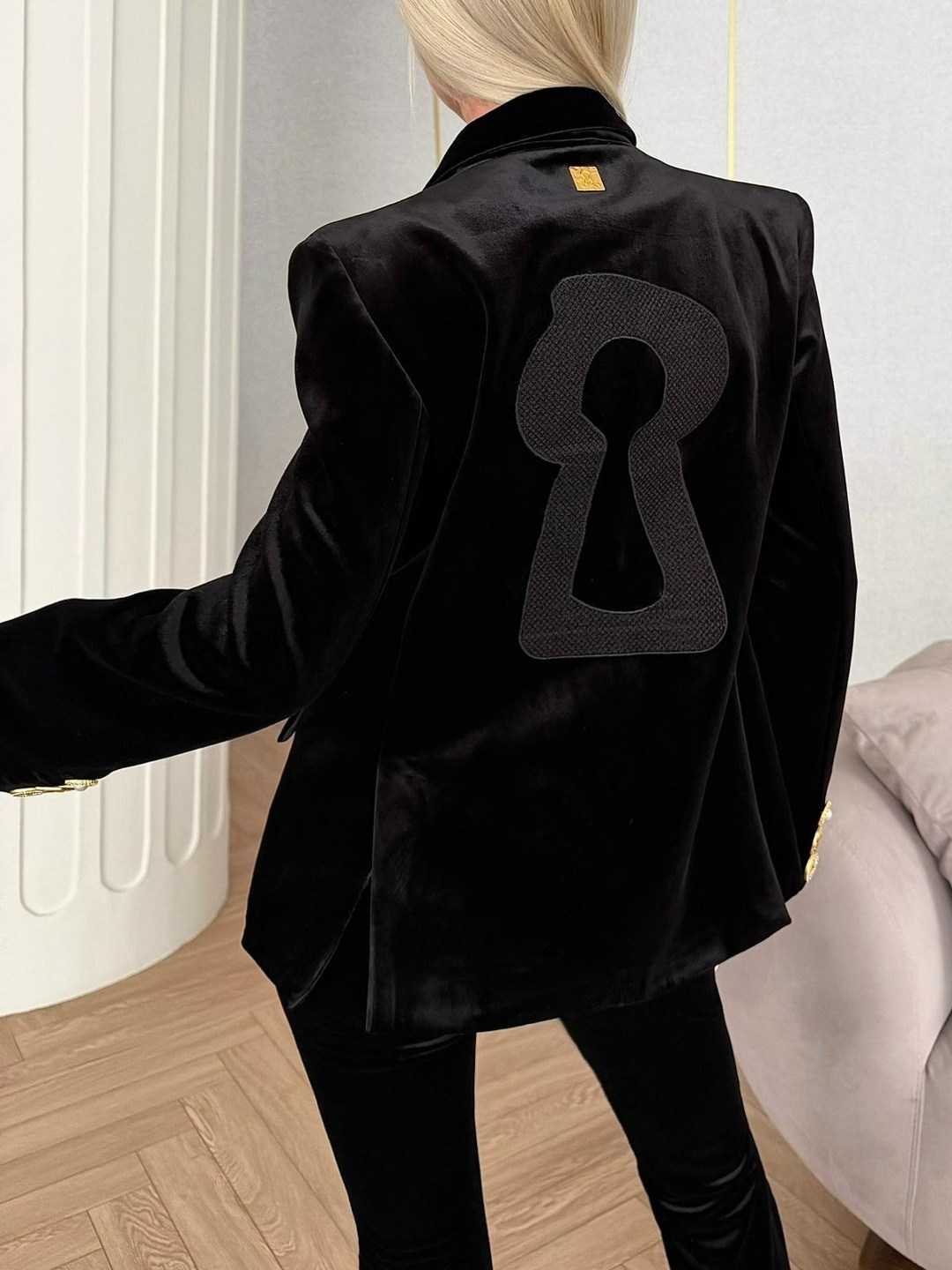 модели брючных костюмов из велюра для женщин,брючный костюм,бархатный брючный костюм,велюровый бархатный брючный костюм брюки и пиджак,велюровый брючный костюм женский