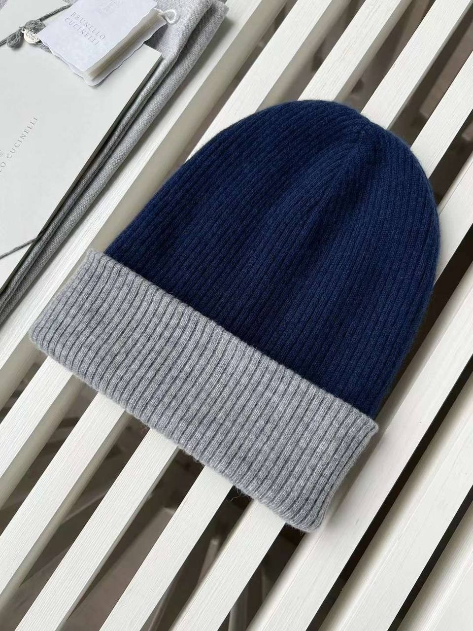 кашемировая шапка brunello cucinelli,шапка brunello cucinelli,женская шапка brunello cucinelli бежевая кашемир,головные уборы brunello cucinelli,brunello cucinelli 2026 шапки