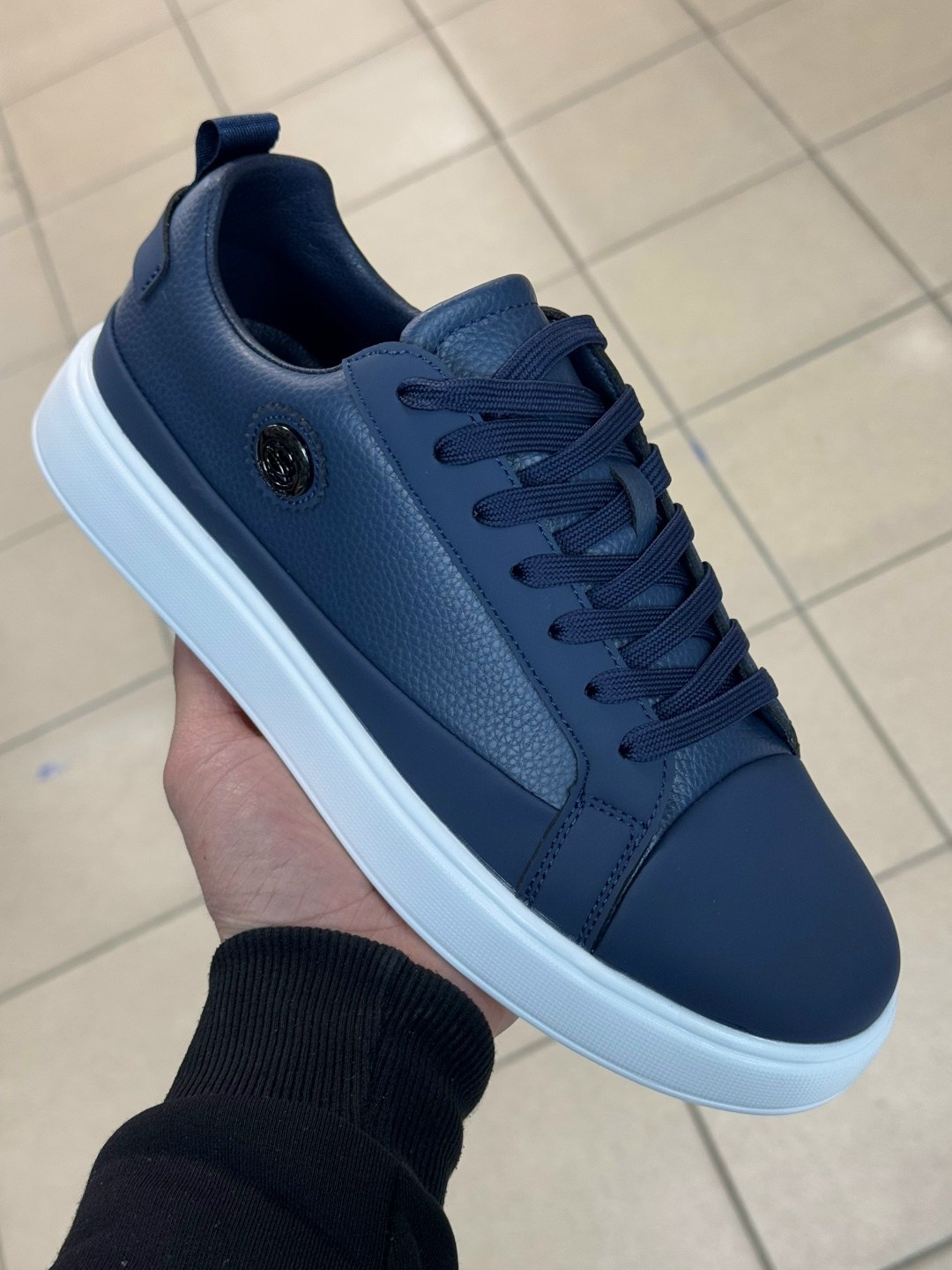 кеды рибок черные кожаные мужские с белой подошвой,кеды хуго босс мужские с белой подошвой на резинке с замшей черный,,черные кеды с белой подошвой,мужские кожаные кеды