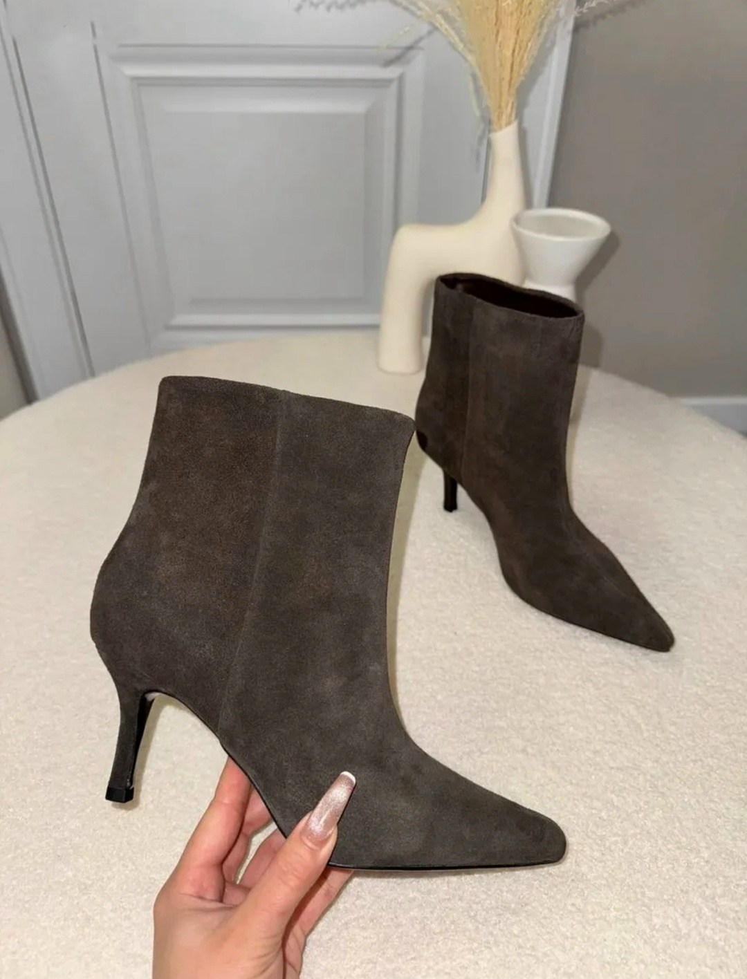 остроносые женские ботильоны из замши,замшевые ботильоны,замшевые женские ботильоны с острым носком на,остроносые женские ботильоны из замши на среднем каблуке,женские ботильоны