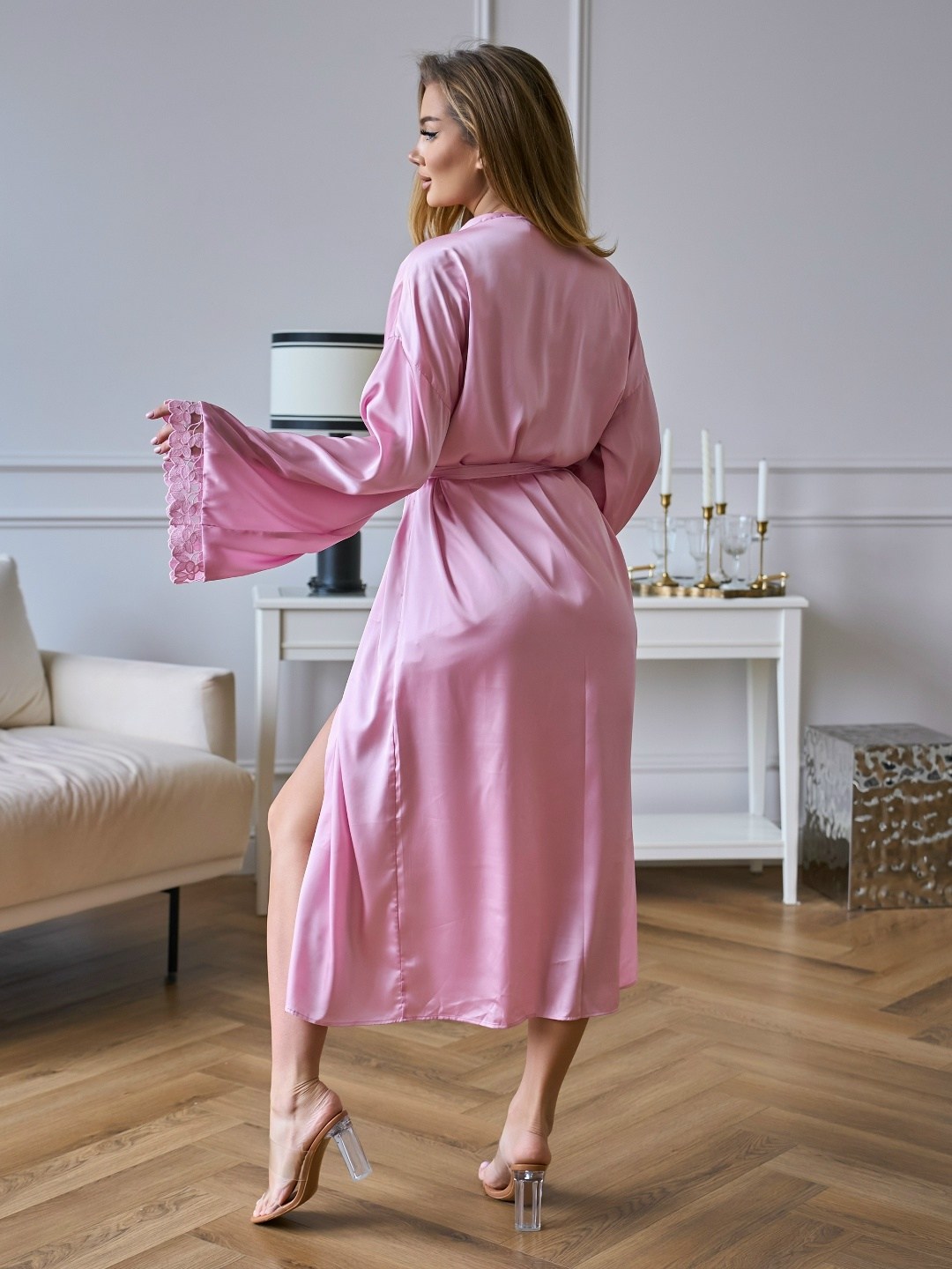 сексуальные женские атласные шелковистые пижамные комплекты,атласный комплект пеньюар с халатом,атласный халат,девушка в золотисто-розовом коротком шёлковом пеньюаре,женский пеньюар