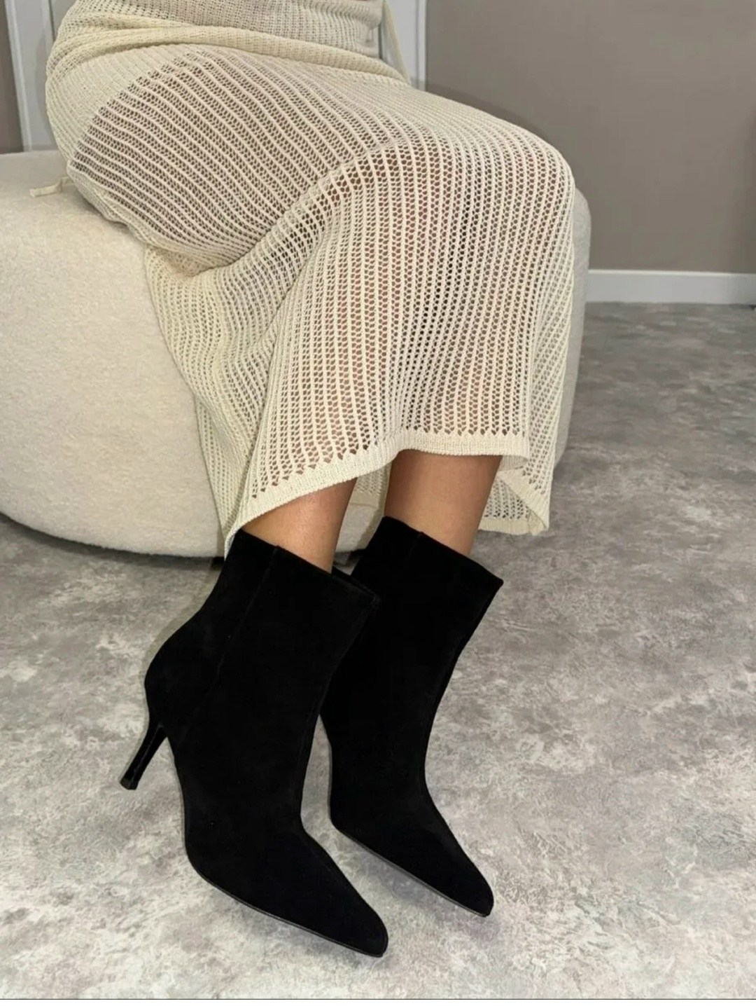 остроносые женские ботильоны из замши,замшевые ботильоны,замшевые женские ботильоны с острым носком на,остроносые женские ботильоны из замши на среднем каблуке,женские ботильоны