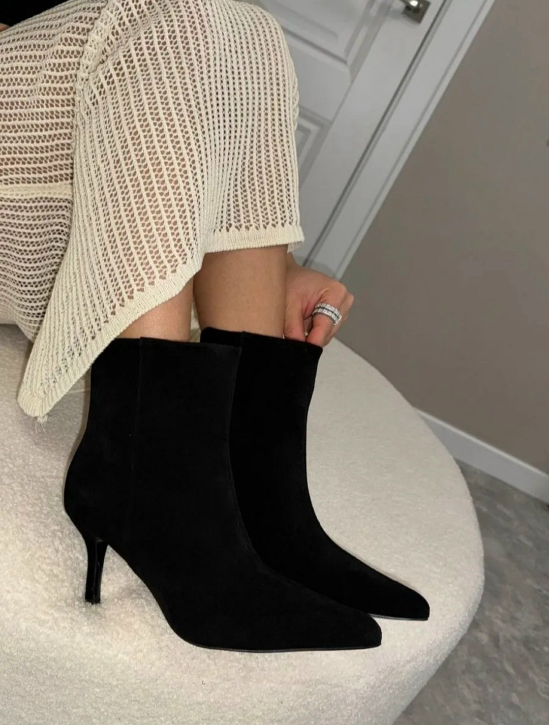 остроносые женские ботильоны из замши,замшевые ботильоны,замшевые женские ботильоны с острым носком на,остроносые женские ботильоны из замши на среднем каблуке,женские ботильоны