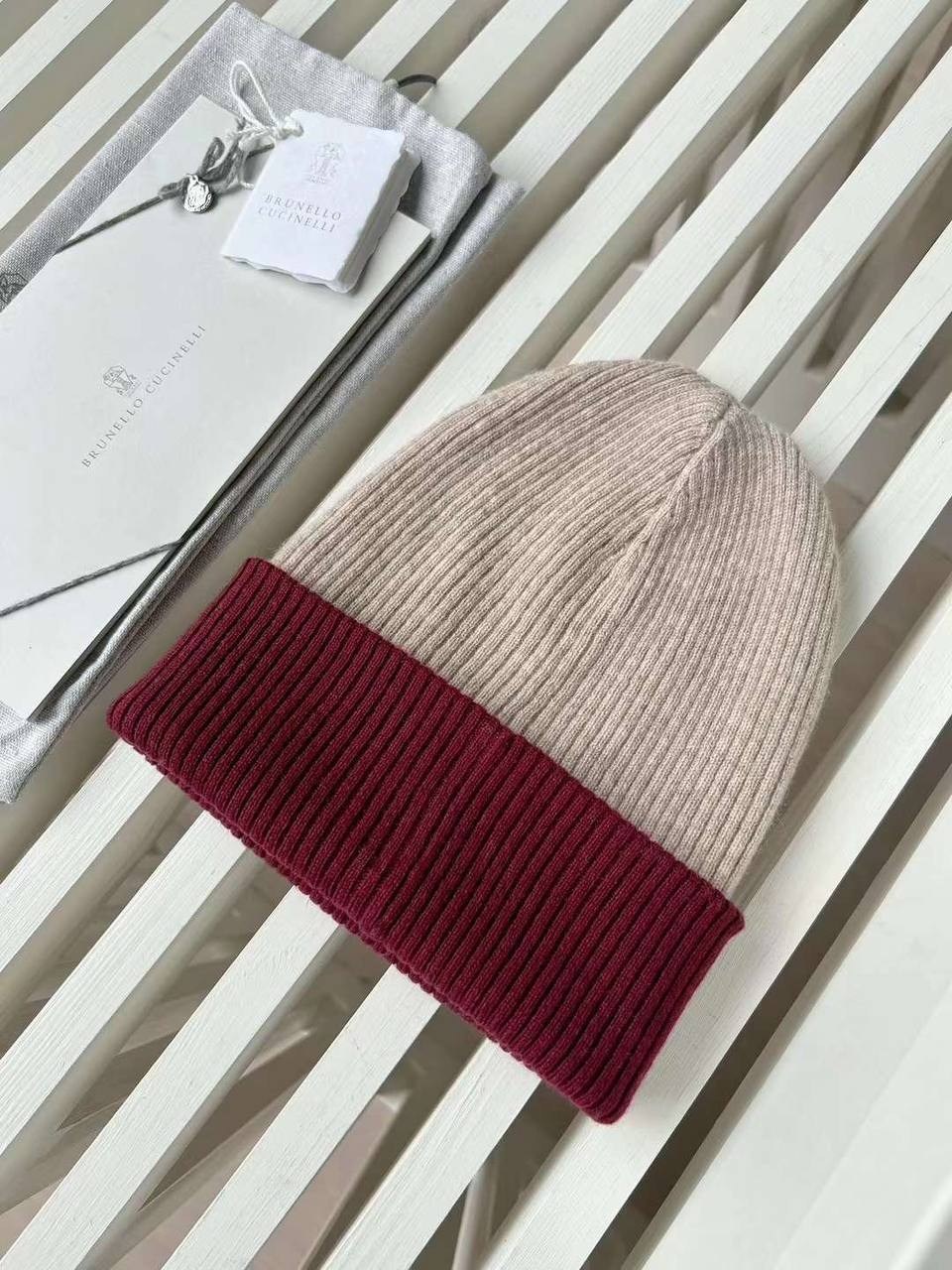 кашемировая шапка brunello cucinelli,шапка brunello cucinelli,женская шапка brunello cucinelli бежевая кашемир,головные уборы brunello cucinelli,brunello cucinelli 2026 шапки