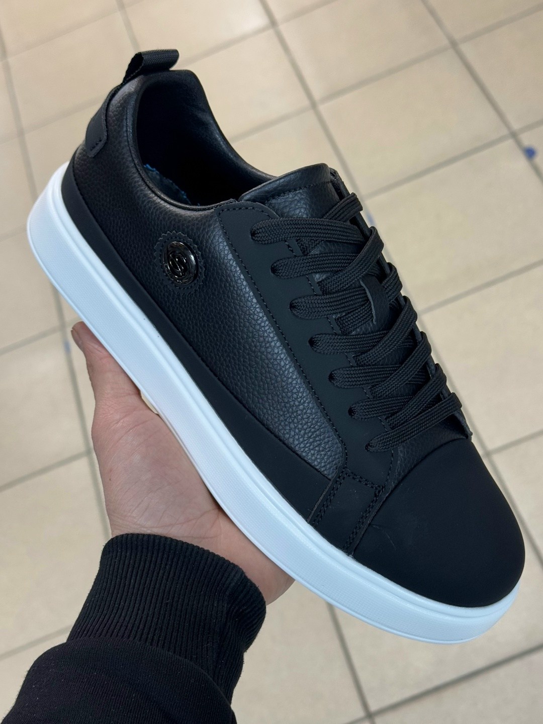 кеды рибок черные кожаные мужские с белой подошвой,кеды хуго босс мужские с белой подошвой на резинке с замшей черный,,черные кеды с белой подошвой,мужские кожаные кеды