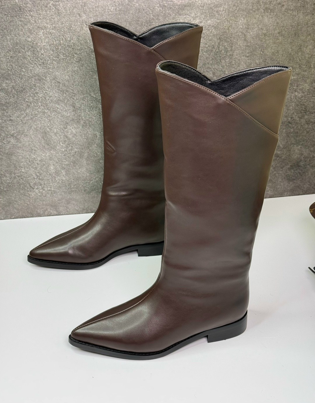 ,женские сапоги,сапоги прямые,модные женские сапоги,дизайнерские женские сапоги с острым носком