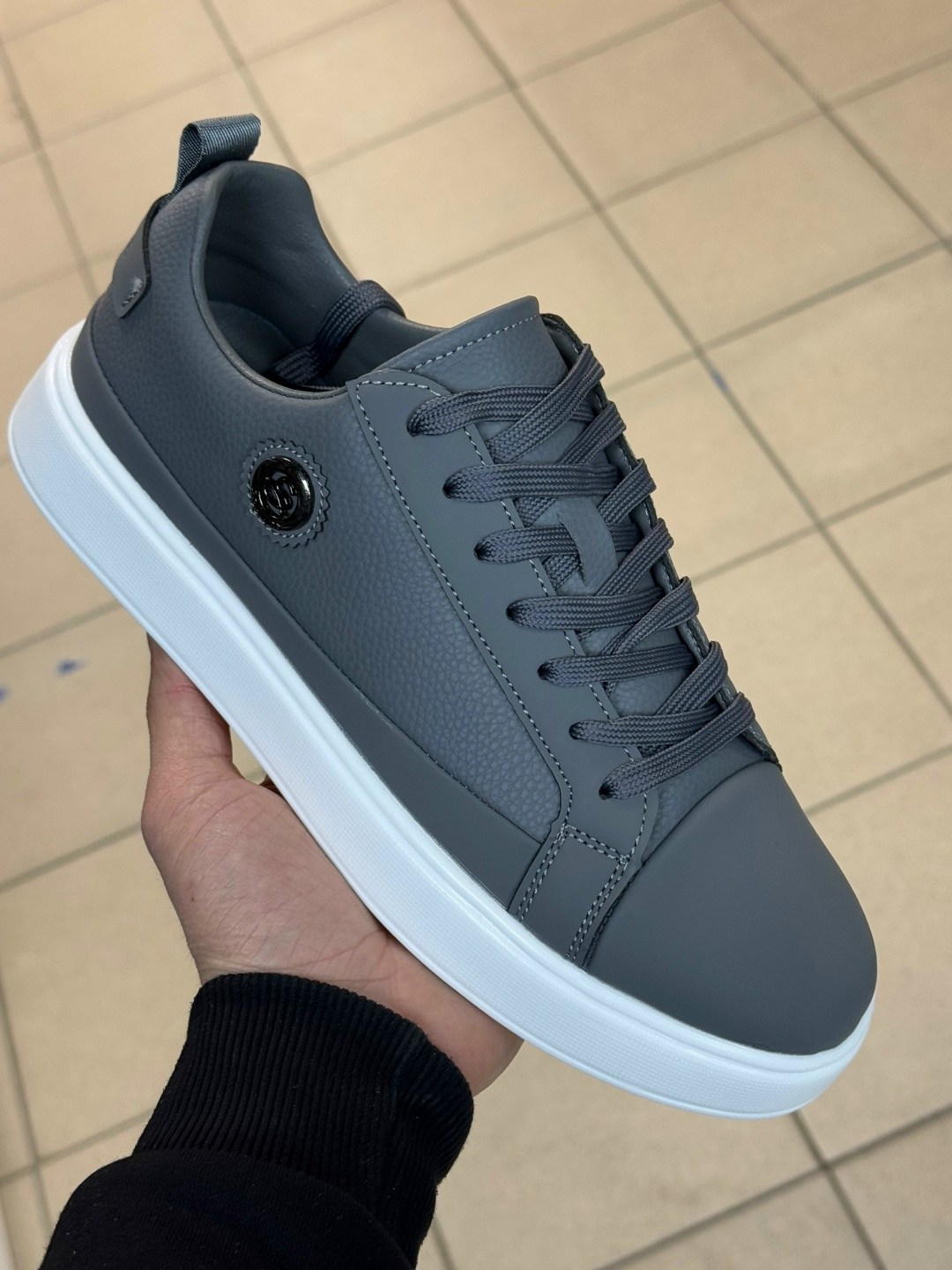 кеды рибок черные кожаные мужские с белой подошвой,кеды хуго босс мужские с белой подошвой на резинке с замшей черный,,черные кеды с белой подошвой,мужские кожаные кеды