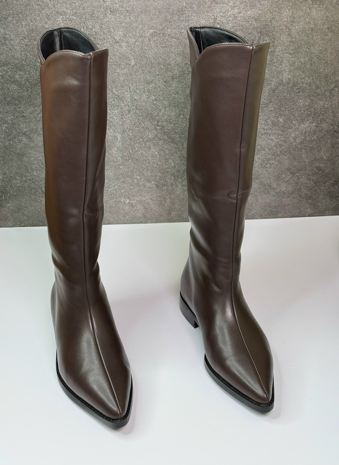 ,женские сапоги,сапоги прямые,модные женские сапоги,дизайнерские женские сапоги с острым носком