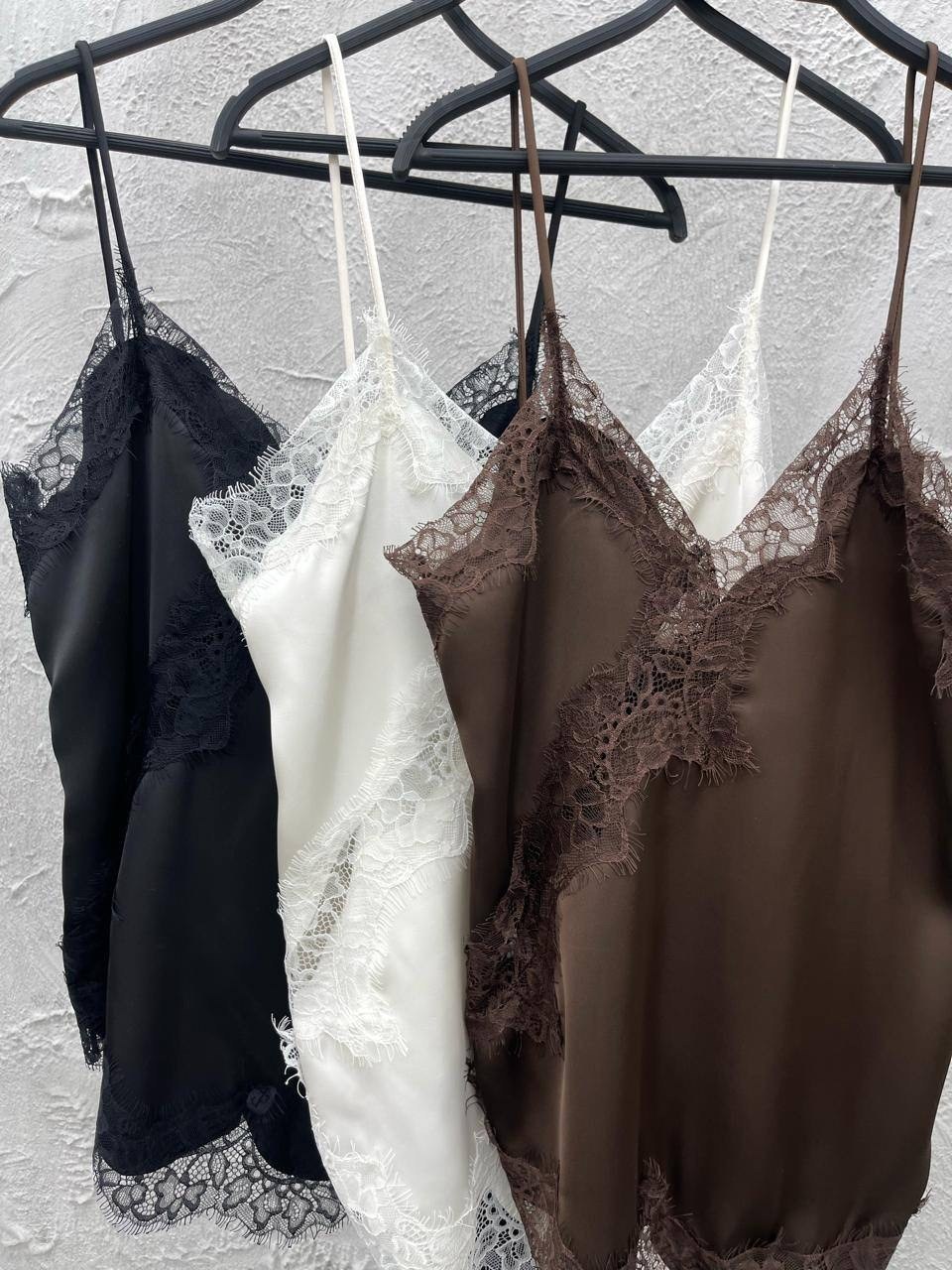 майка с кружевами,шелковый топ с кружевом,майка на бретельках с кружевом,топ шелковый,майка с кружевом