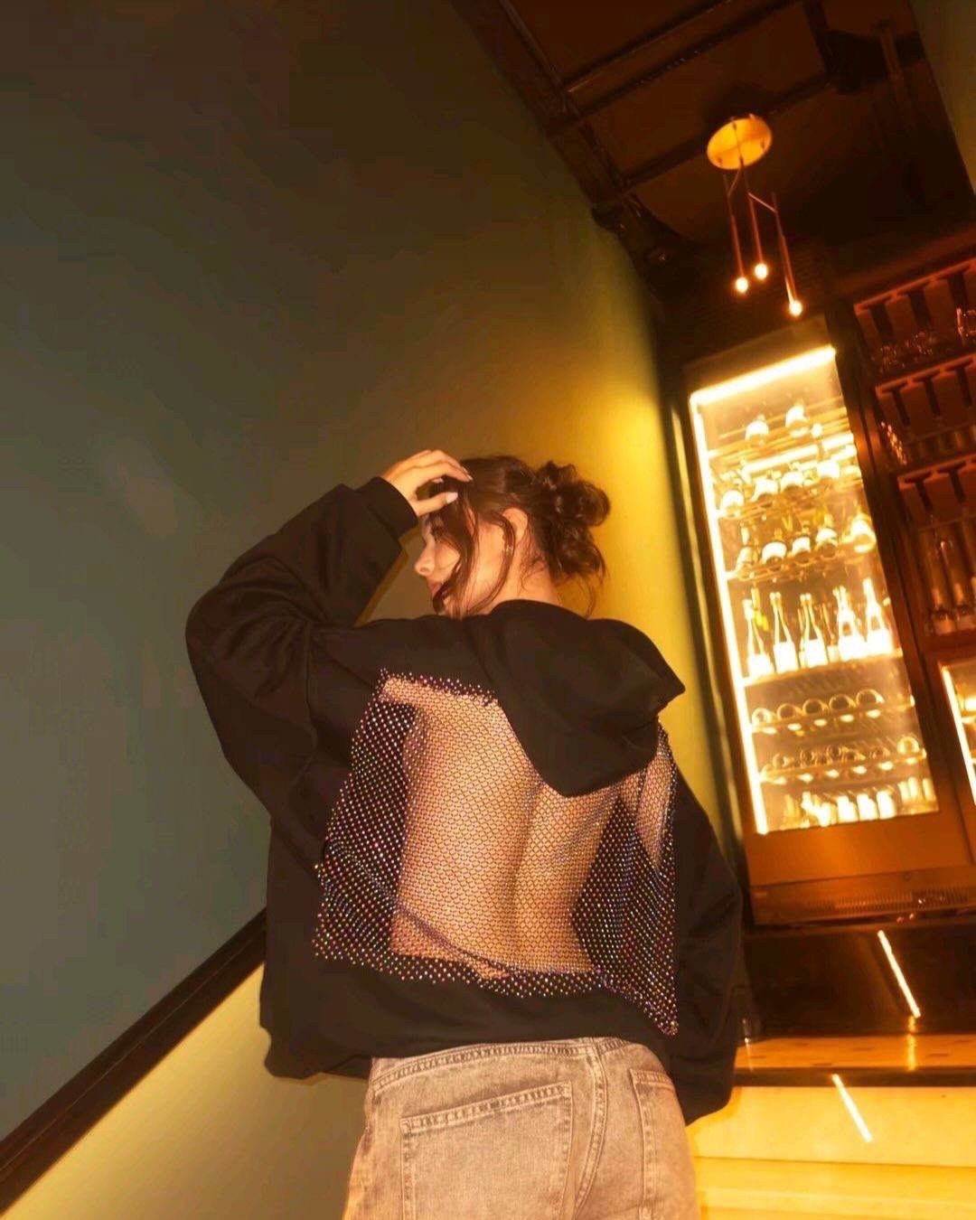 худи с открытой спиной со стразами сетка,худи с открытой спиной со стразами,худи с открытой спиной со стразами сетка у2к,кофта на плечах стразы