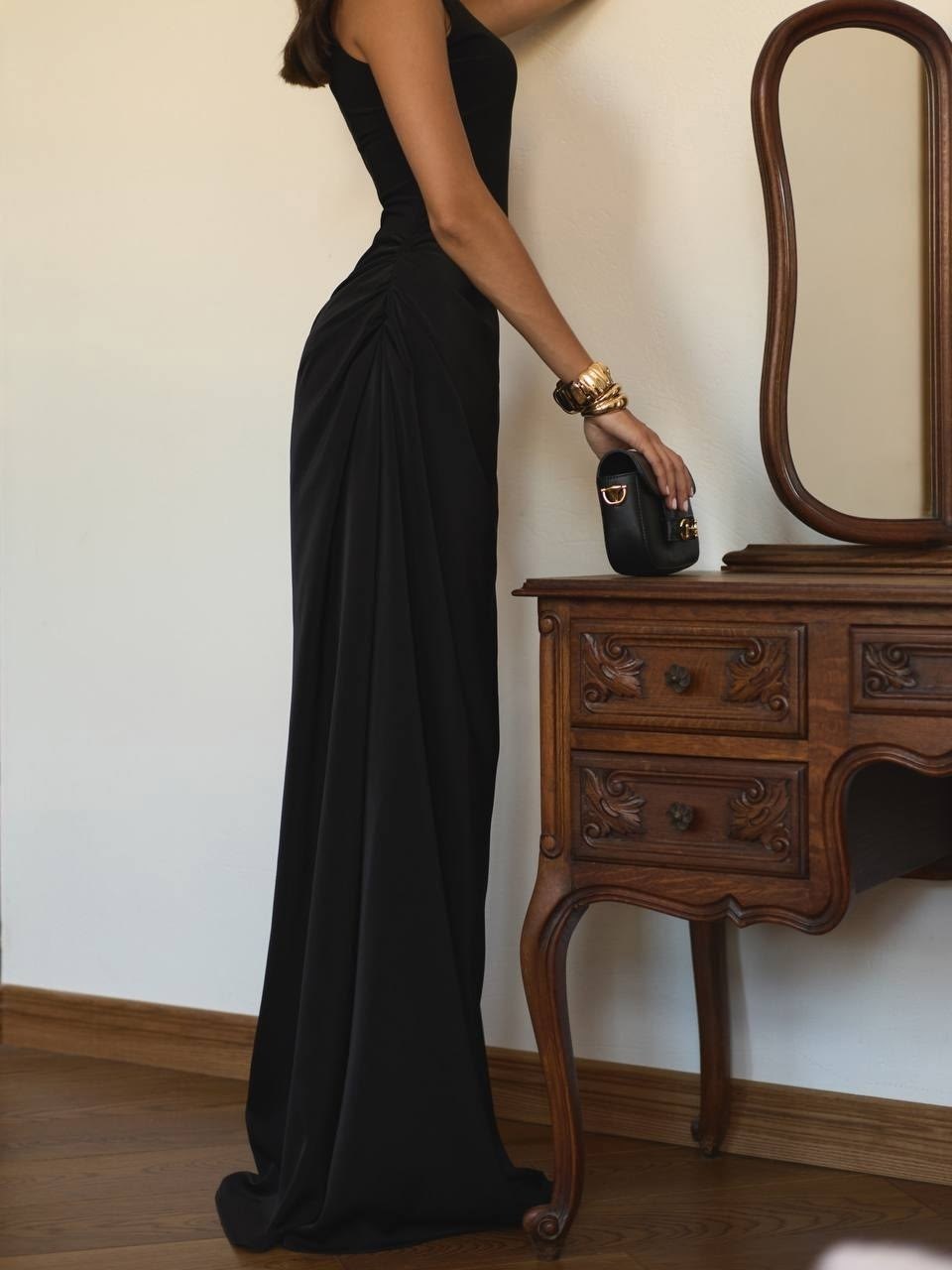 платье черное,атласное платье макси с воротником халтер и драпировкой на бедрах,элегантное платье,платье классическое,платье женское