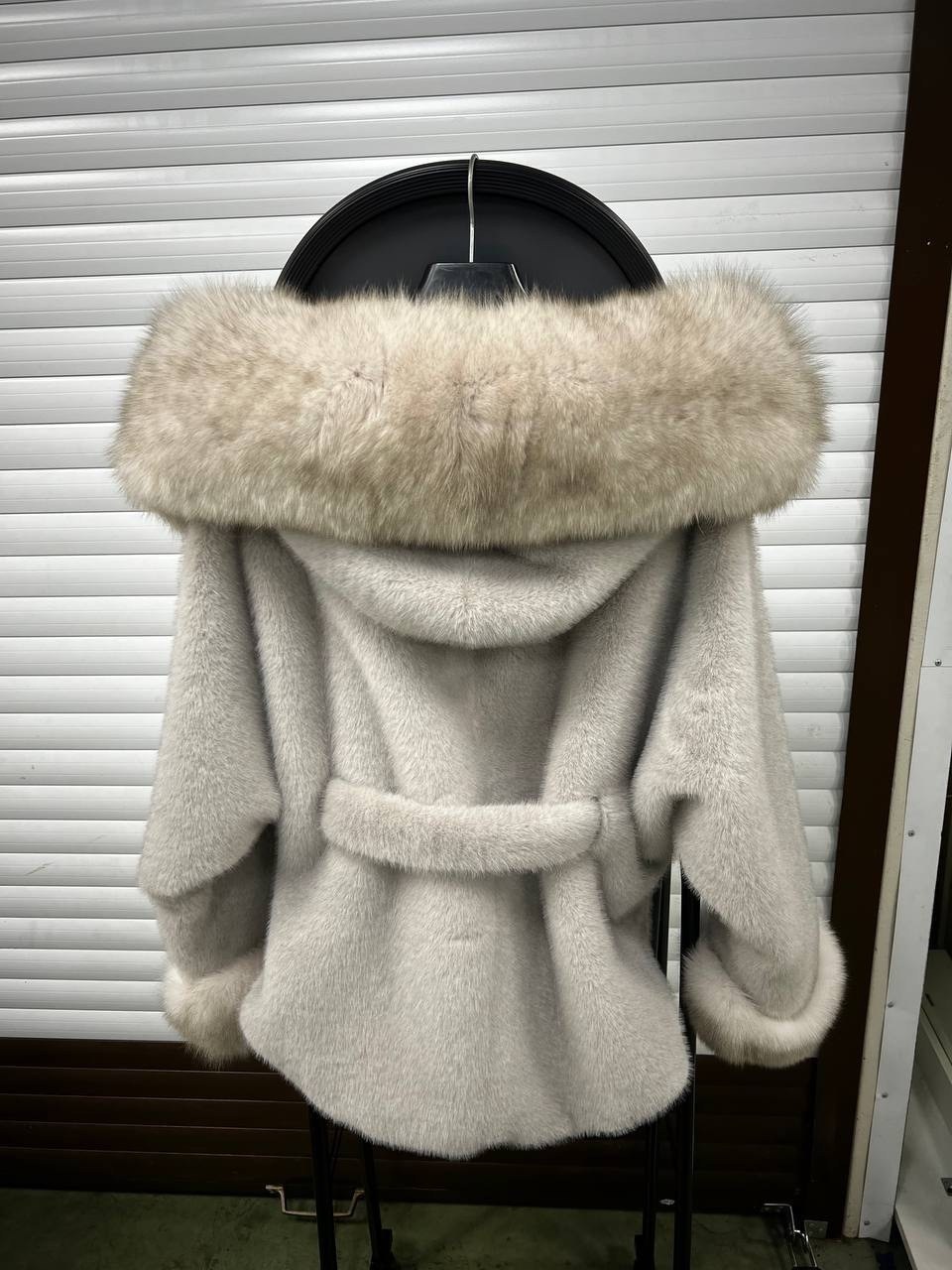 пальто кашемировое с натуральным мехом песца,пальто кашемировое с мехом песца,пальто с мехом,пальто с песцом,шубка из меха европейской норки с капюшоном из меха песца