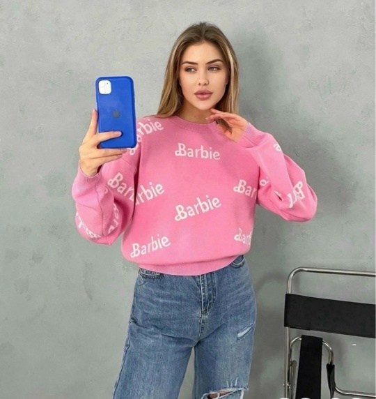 свитер оверсайз вязаный barbie,свитер оверсайз вязаный с принтом barbie,джемпер барби,свитер barbie,свитер оверсайз с надписью barbie