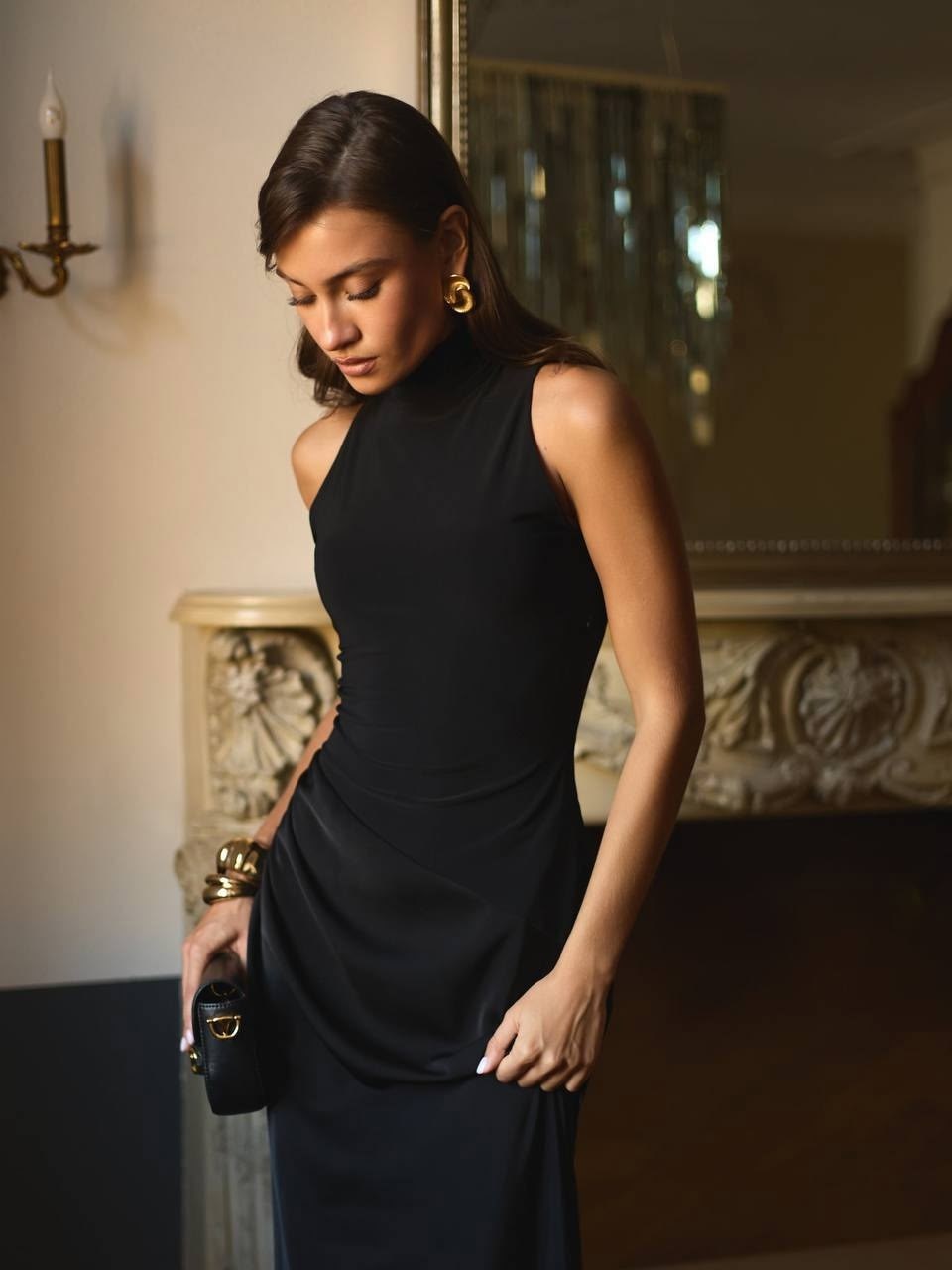 платье черное,атласное платье макси с воротником халтер и драпировкой на бедрах,элегантное платье,платье классическое,платье женское