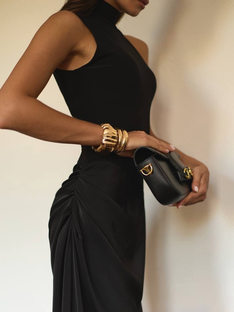 платье черное,атласное платье макси с воротником халтер и драпировкой на бедрах,элегантное платье,платье классическое,платье женское