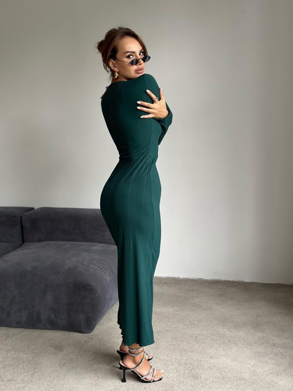 трикотажное платье макси,изумрудное платье лапша,платье лапша миди с рукавами aksenova цвет зеленый,платье длинное,платье из трикотажа