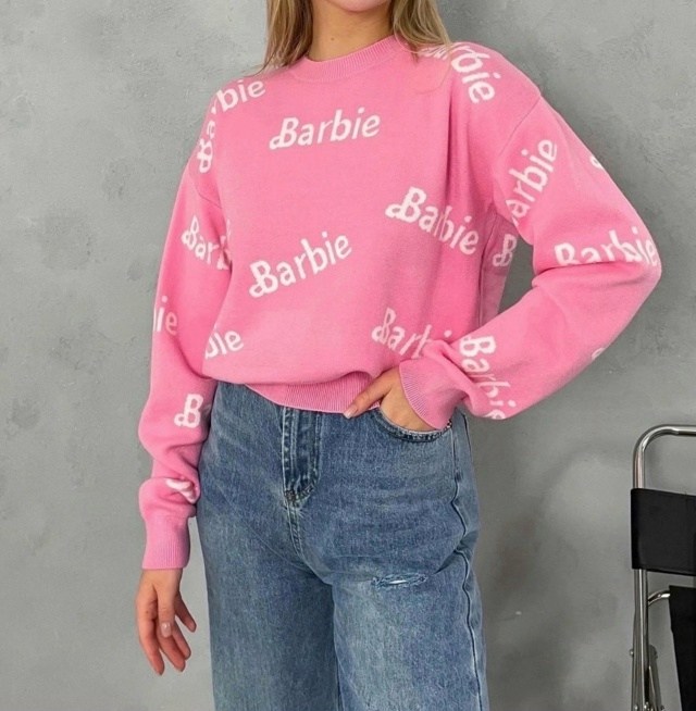 свитер оверсайз вязаный barbie,свитер оверсайз вязаный с принтом barbie,джемпер барби,свитер barbie,свитер оверсайз с надписью barbie