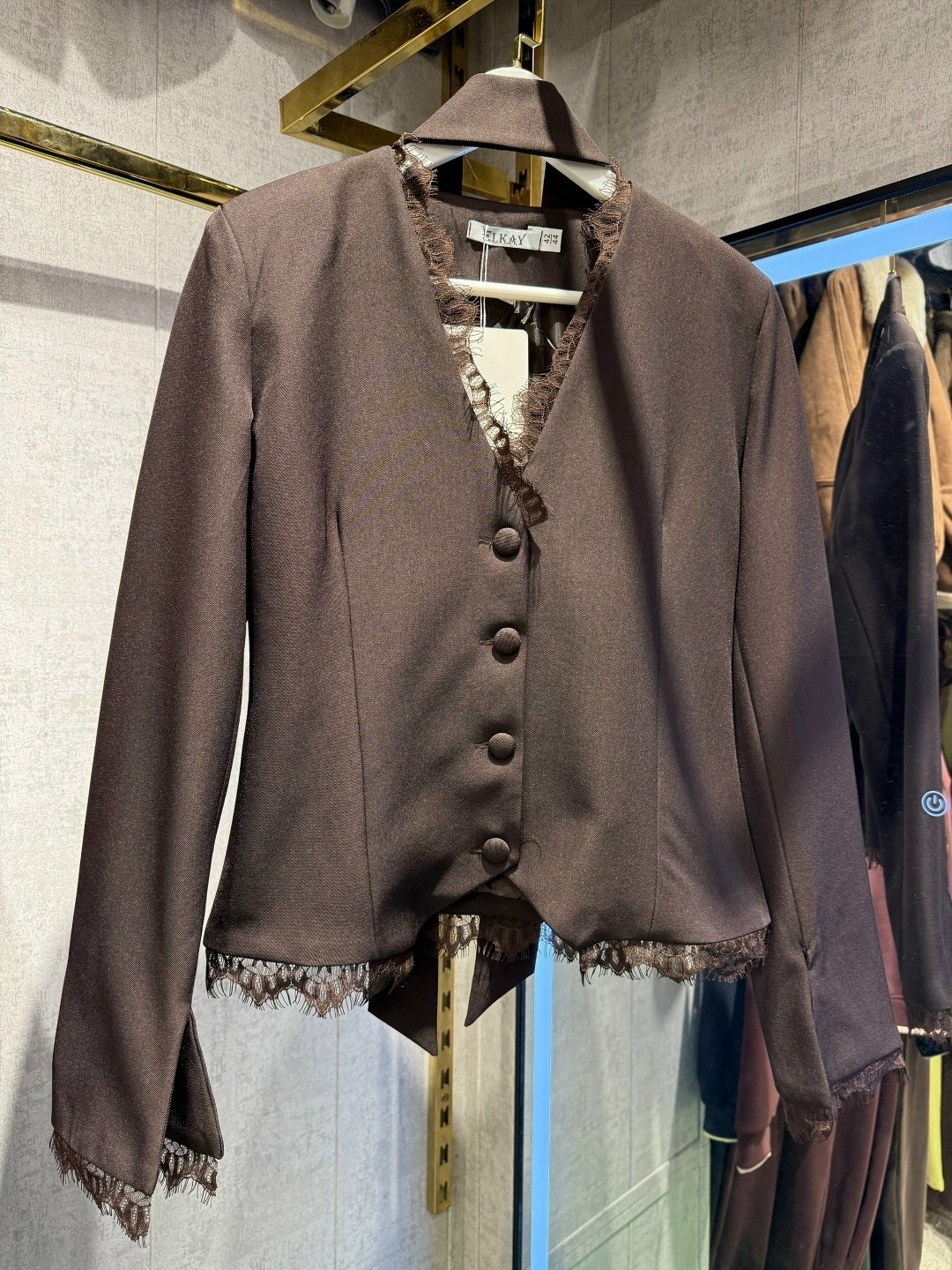 девушка,женская мода,жакет с воланами,высокая женщина,рабочая одежда для деловых женщин