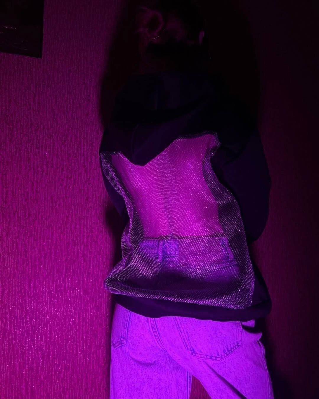 худи с открытой спиной со стразами сетка,худи с открытой спиной со стразами,худи с открытой спиной со стразами сетка у2к,кофта на плечах стразы