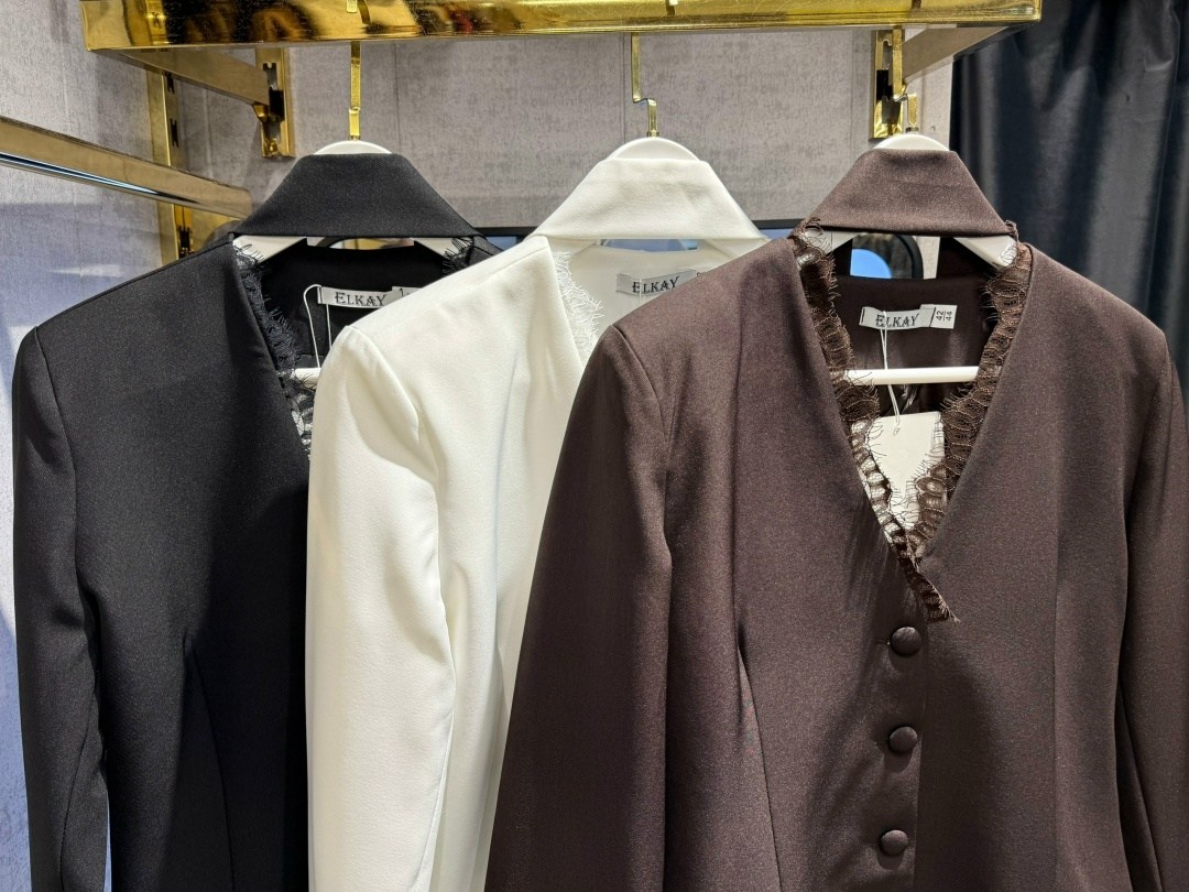 девушка,женская мода,жакет с воланами,высокая женщина,рабочая одежда для деловых женщин