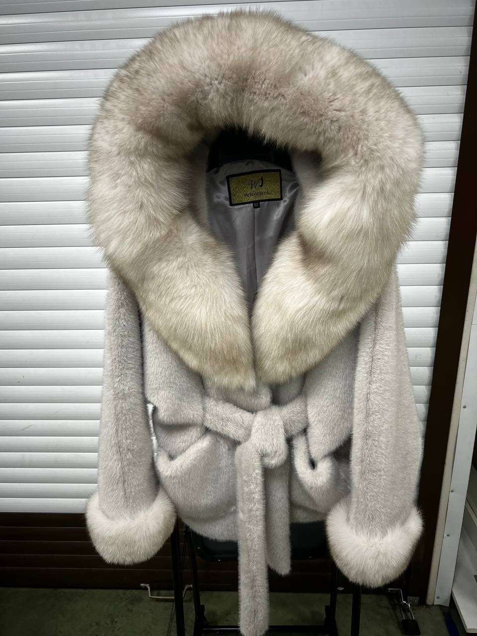пальто кашемировое с натуральным мехом песца,пальто кашемировое с мехом песца,пальто с мехом,пальто с песцом,шубка из меха европейской норки с капюшоном из меха песца