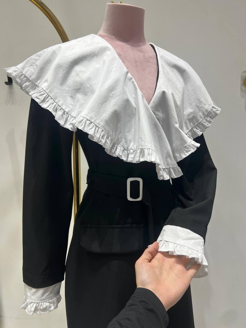 платье модное,платье с рюшами,черное платье с белым воротником,платье короткое женское черное с белым воротничком