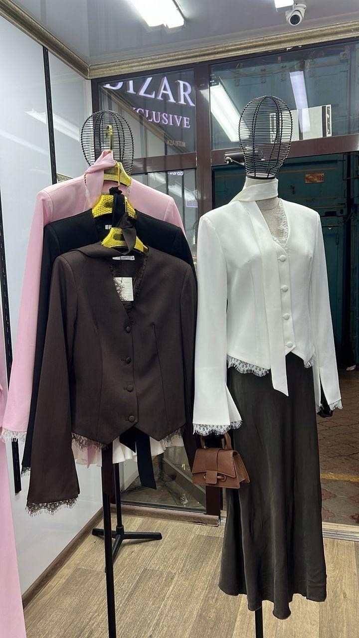 девушка,женская мода,жакет с воланами,высокая женщина,рабочая одежда для деловых женщин