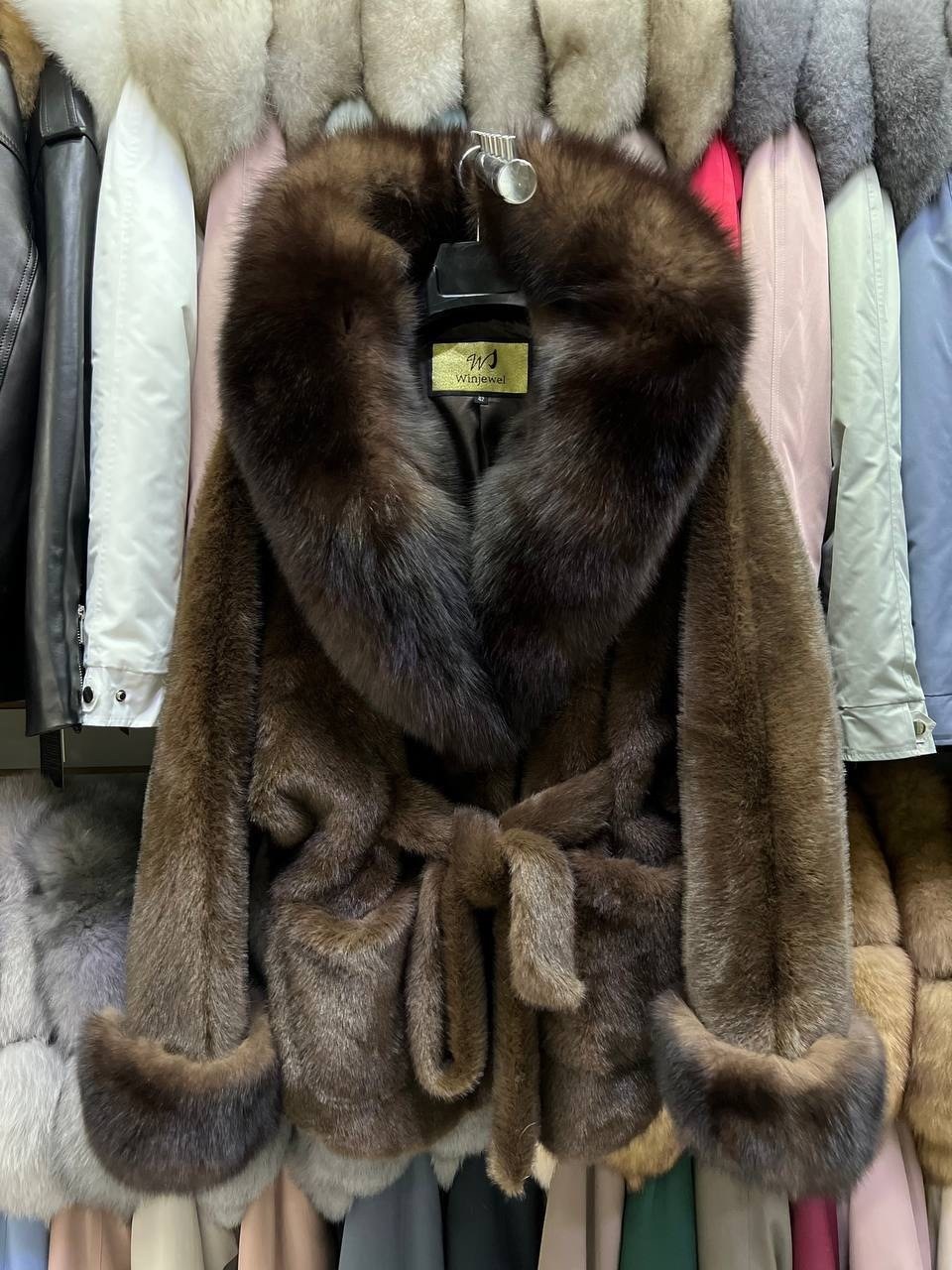 пальто кашемировое с натуральным мехом песца,пальто кашемировое с мехом песца,пальто с мехом,пальто с песцом,шубка из меха европейской норки с капюшоном из меха песца