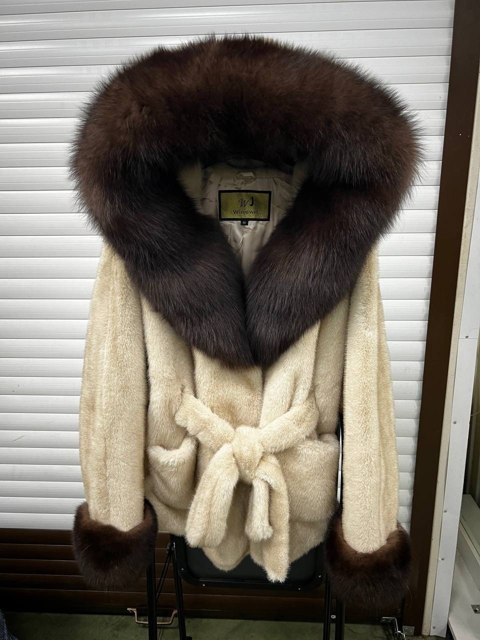 пальто кашемировое с натуральным мехом песца,пальто кашемировое с мехом песца,пальто с мехом,пальто с песцом,шубка из меха европейской норки с капюшоном из меха песца