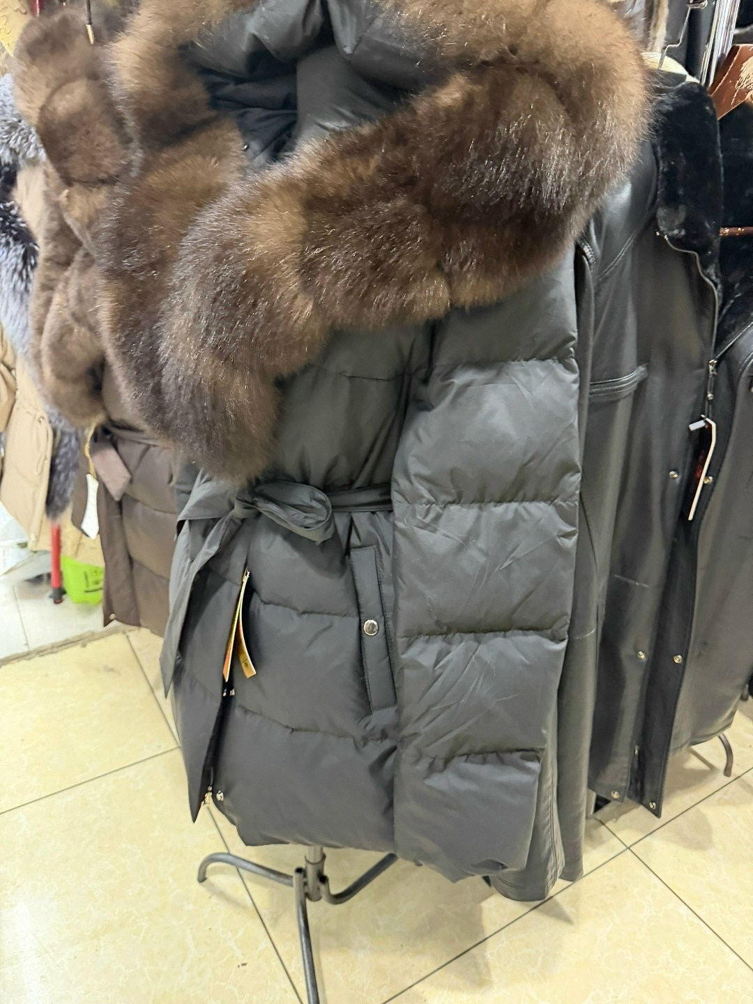 пуховик с натуральным мехом,пуховик женский,куртка пуховик мех финиский песец с капюшоном,пуховик с мехом,стильные пуховики с мехом