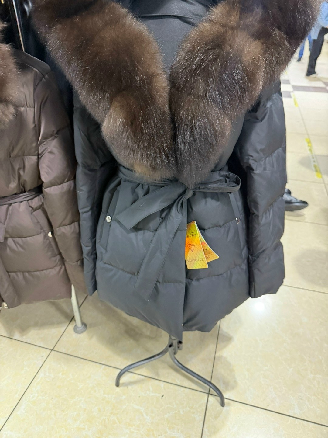 пуховик с натуральным мехом,пуховик женский,куртка пуховик мех финиский песец с капюшоном,пуховик с мехом,стильные пуховики с мехом