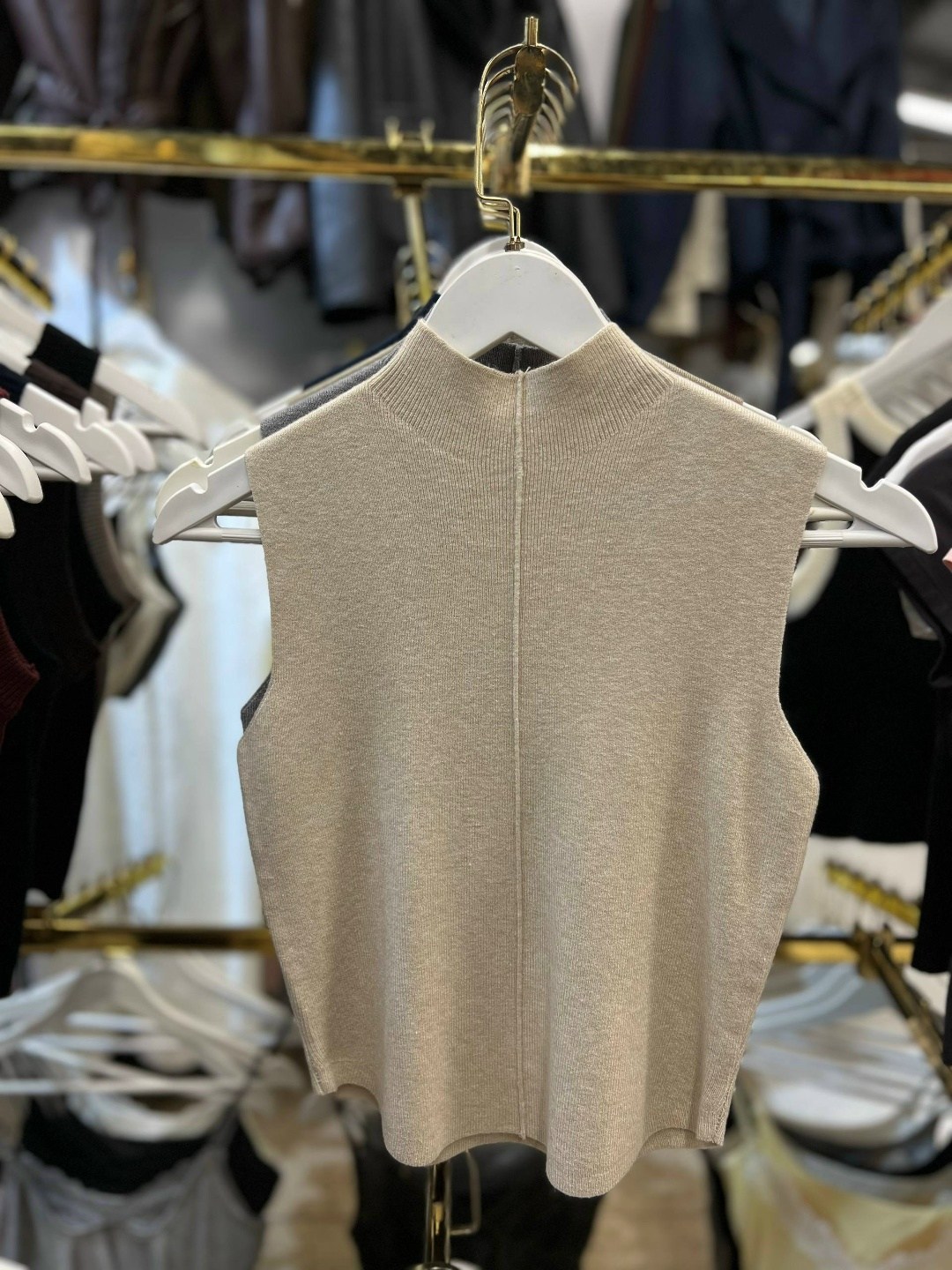 жилет с воротником,жилет женская вязаная,вязаная жилетка,трикотажный жилет,жилетка женская