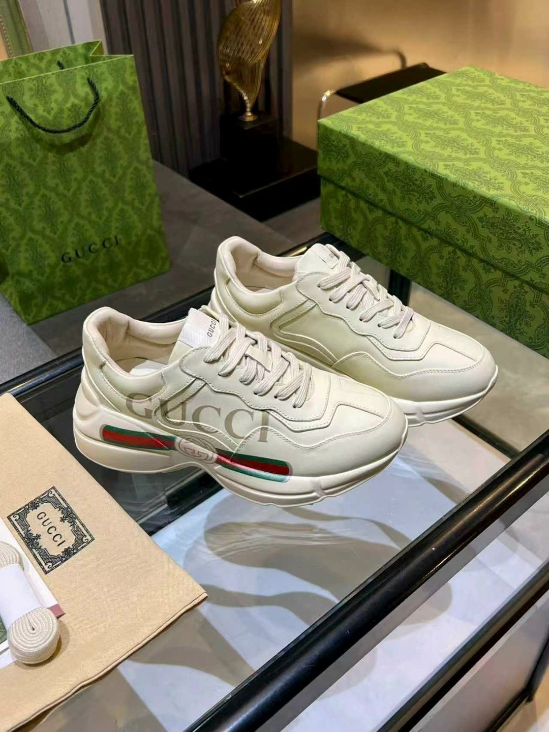 кроссовки женские gucci,кроссовки gucci,кроссовки от гуччи женские,мужские кроссовки gucci,женские кожаные кроссовки gucci rhyton