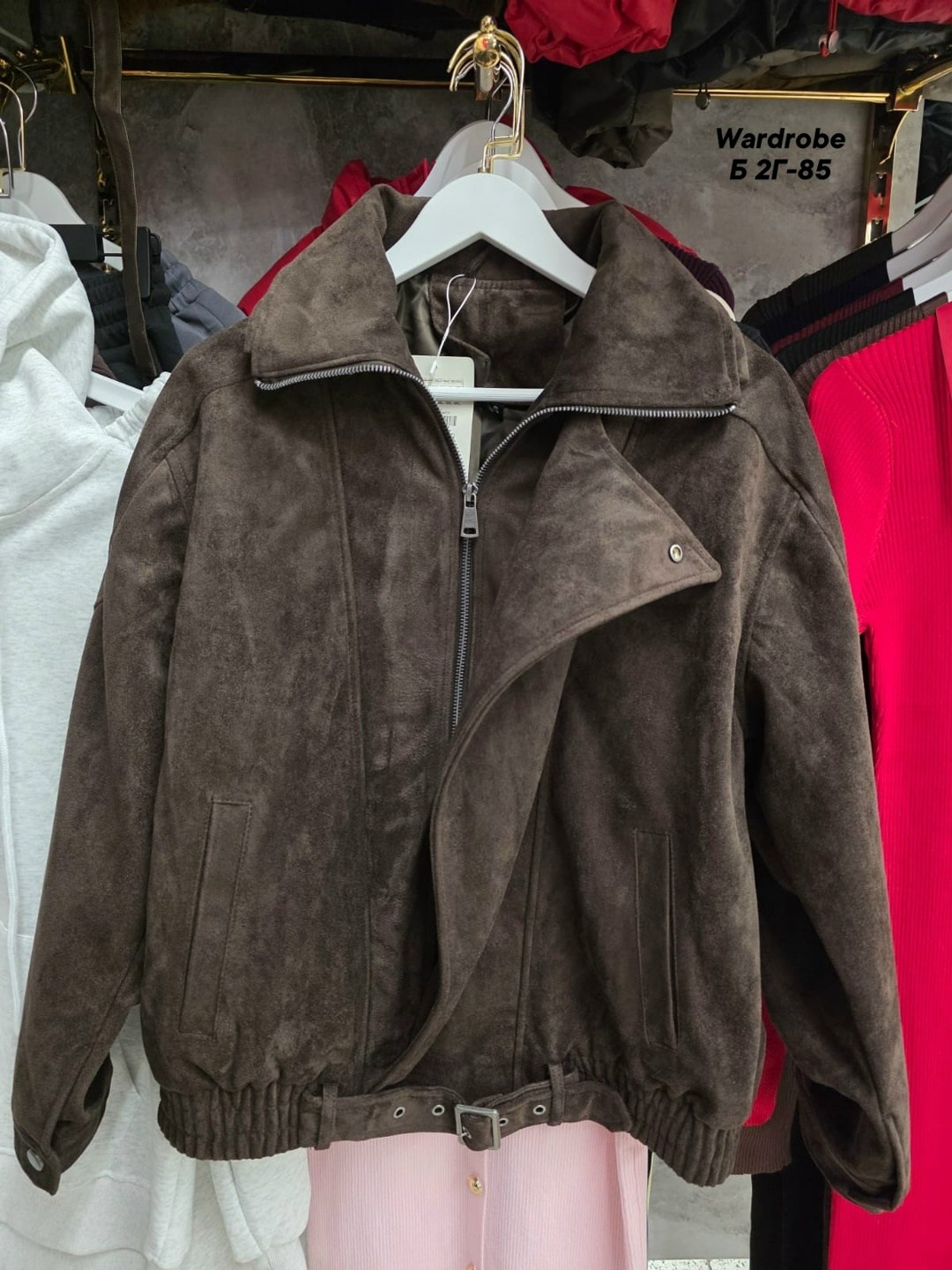 женская куртка бомбер из эко замши коричневого цвета,трендовая куртка замшевая,куртка замшевая,женская куртка из замши,куртка замшевая женская