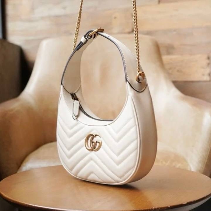 женская сумка gucci,сумка gucci,сумка гуччи белая маленькая,gucci сумка на плечо,кожаная сумка через плечо gg marmont mini gucci