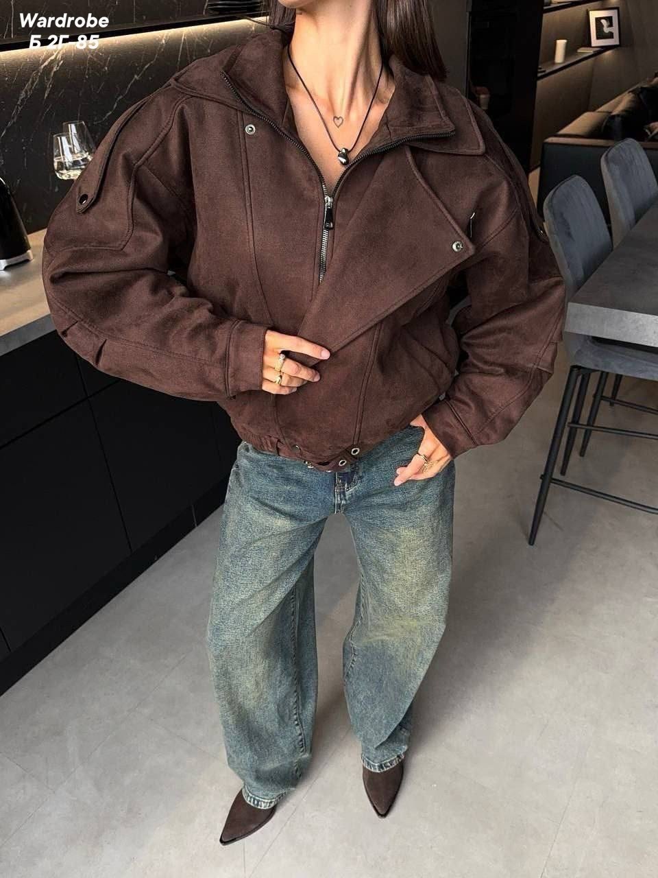 женская куртка бомбер из эко замши коричневого цвета,трендовая куртка замшевая,куртка замшевая,женская куртка из замши,куртка замшевая женская