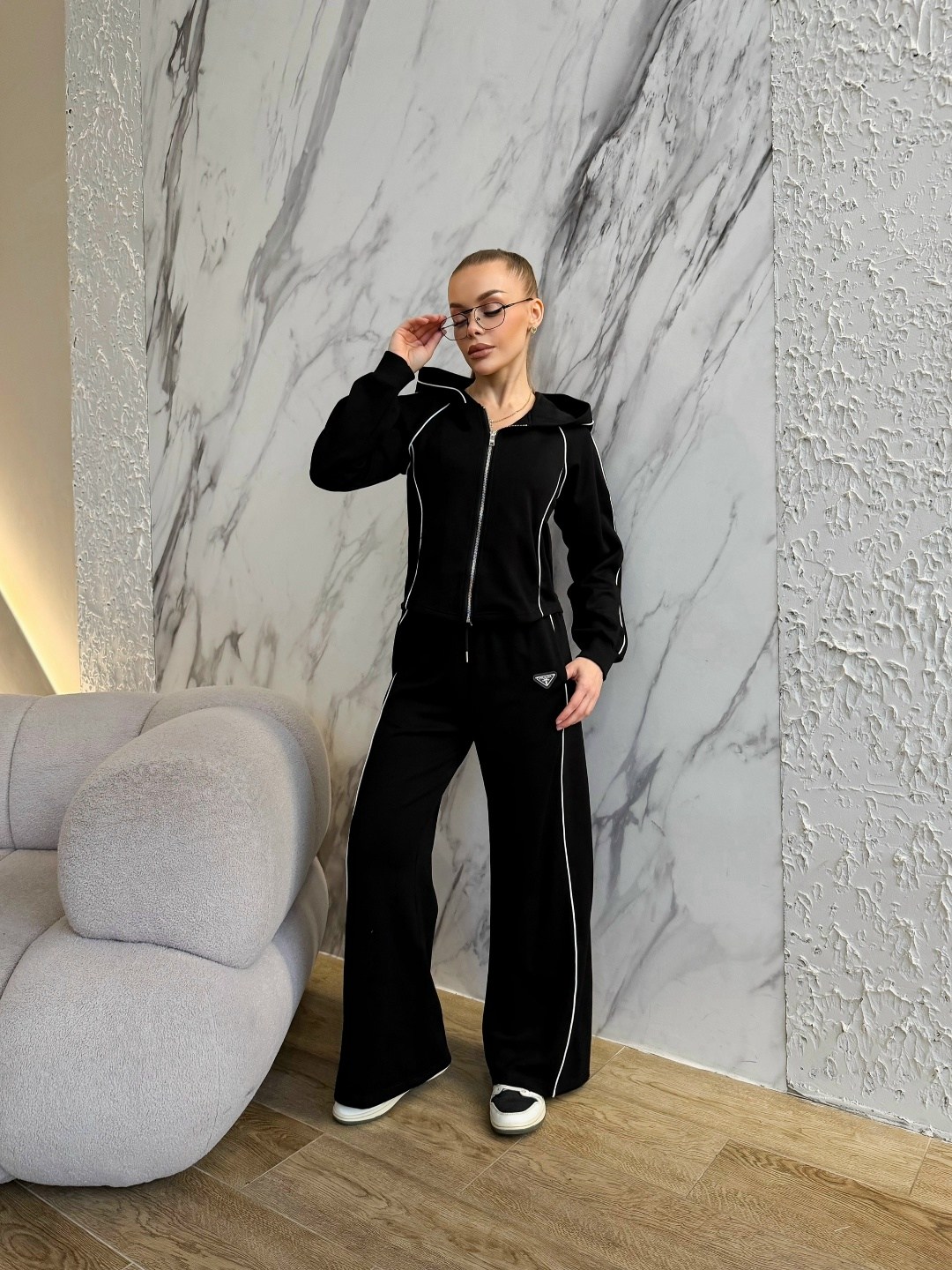 велюровый спортивный костюм,костюм велюровый,костюм спортивный женский,бархатный спортивный костюм женский,женский велюровый костюм с лампасами черный