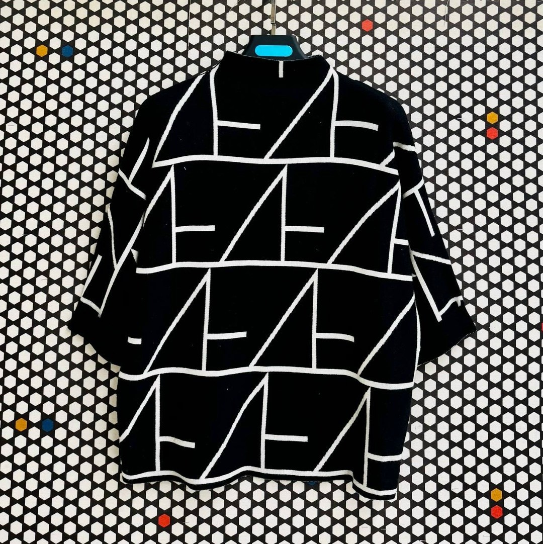 джемпер,пальто модное,джемпер с логотипом,свитер