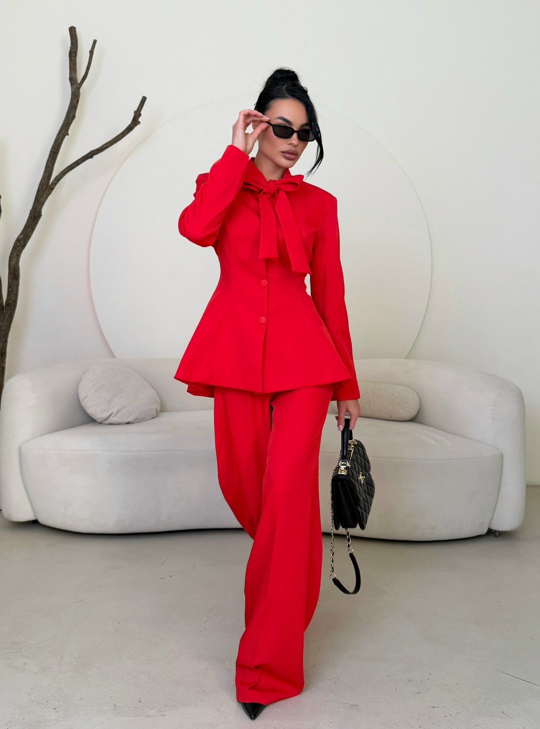 красный брючный костюм палаццо,брючный костюм,женский брючный костюм,брючный костюм с баской в красном цвете,красный брючный костюм
