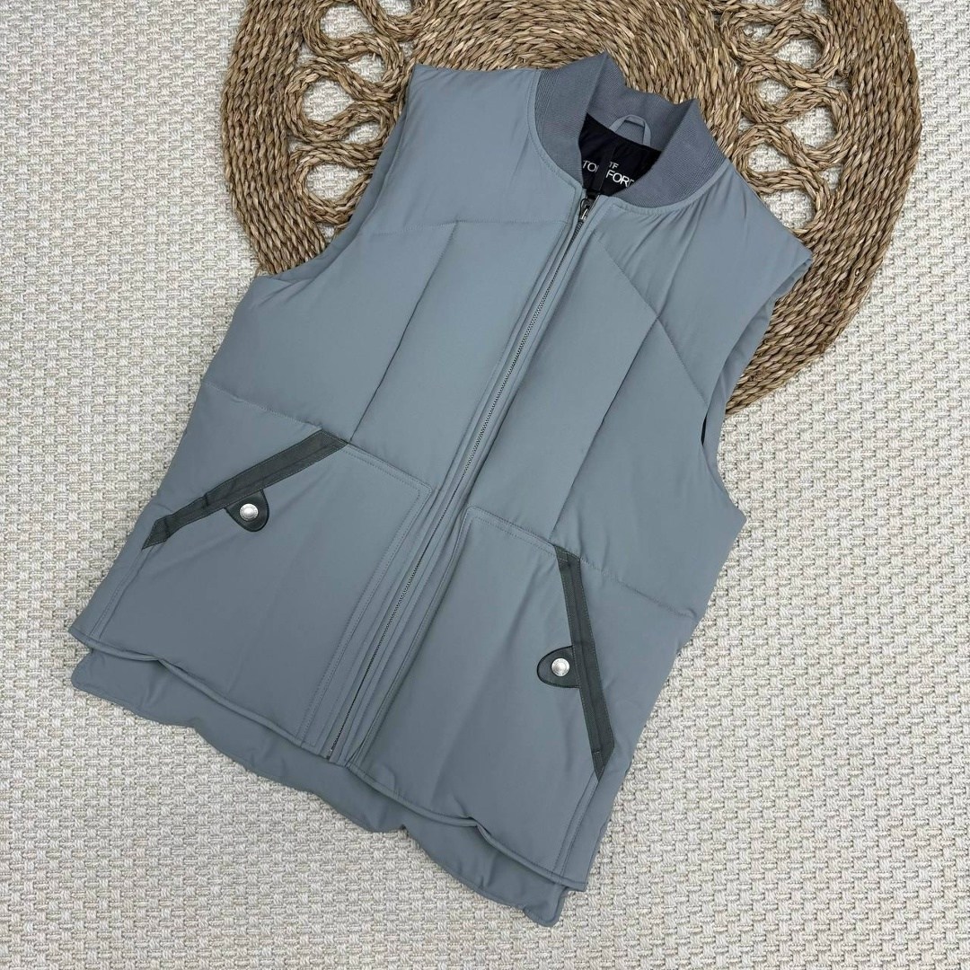 жилетка,жилетка монклер мужская,жилет кельвин кляйн мужской,жилет баленсиага,жилет