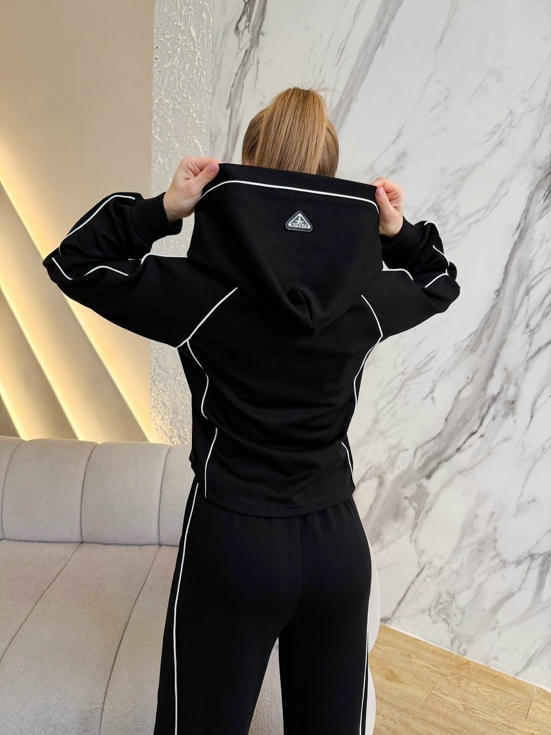 велюровый спортивный костюм,костюм велюровый,костюм спортивный женский,бархатный спортивный костюм женский,женский велюровый костюм с лампасами черный