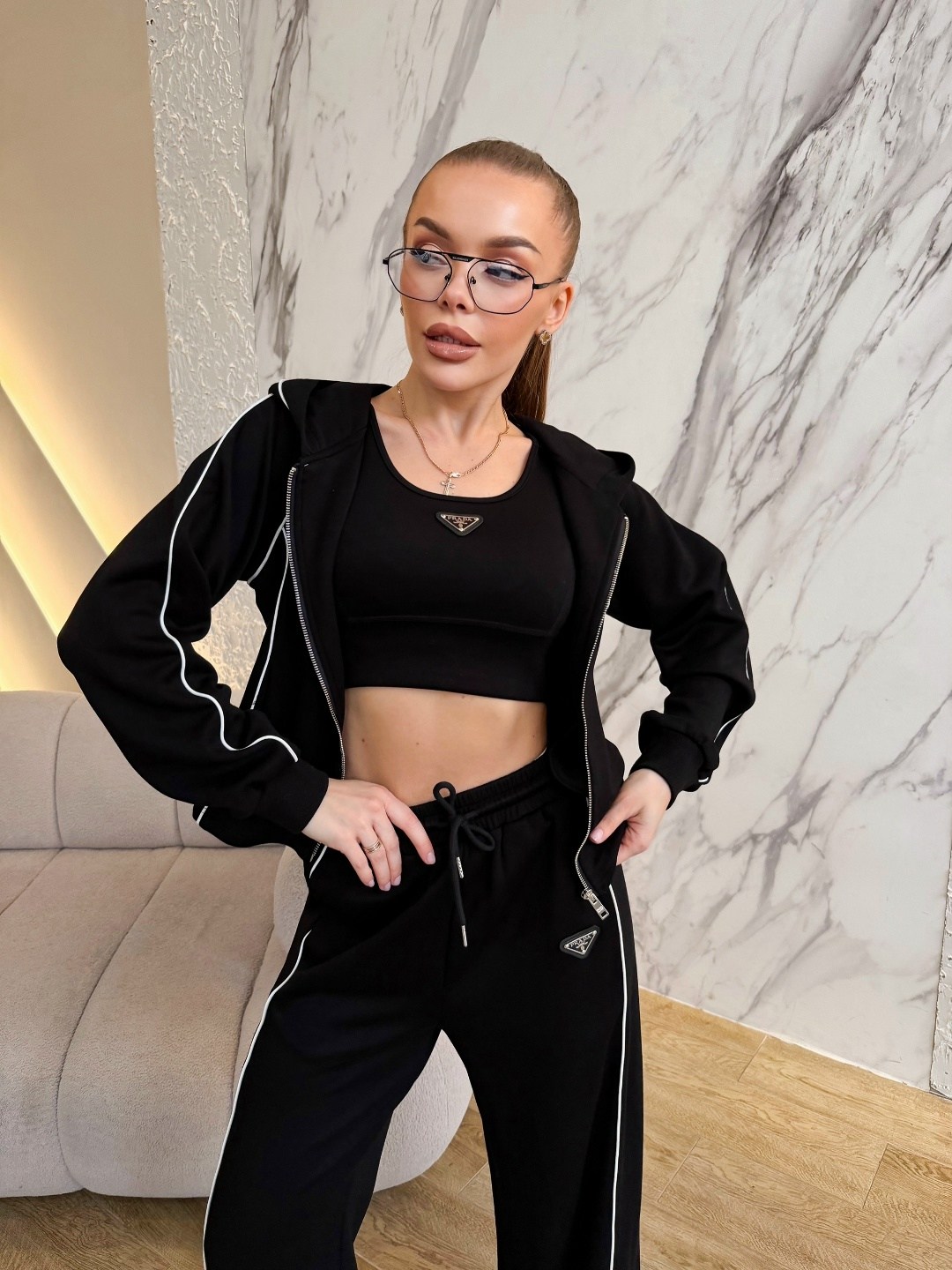 велюровый спортивный костюм,костюм велюровый,костюм спортивный женский,бархатный спортивный костюм женский,женский велюровый костюм с лампасами черный