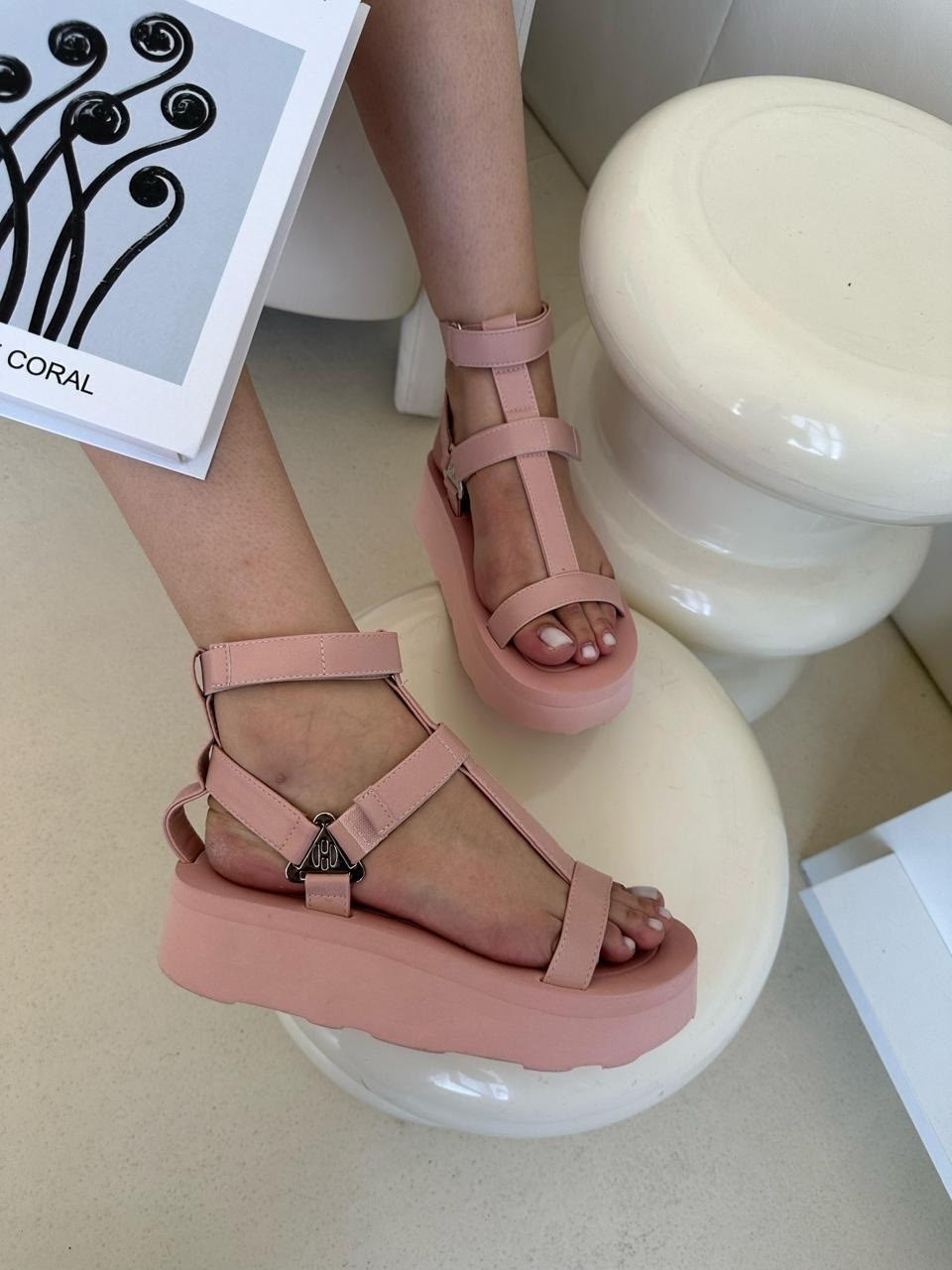 женские босоножки на платформе,женские босоножки,босоножки на массивной платформе,босоножки на платформе,стильные босоножки