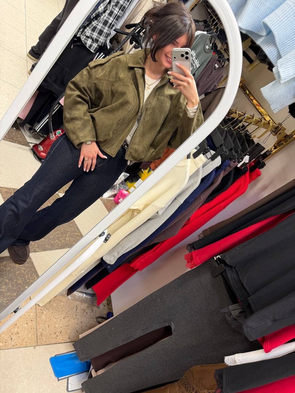 замшевая куртка,женская куртка,,женская замшевая куртка-бомбер,брюки джинсы