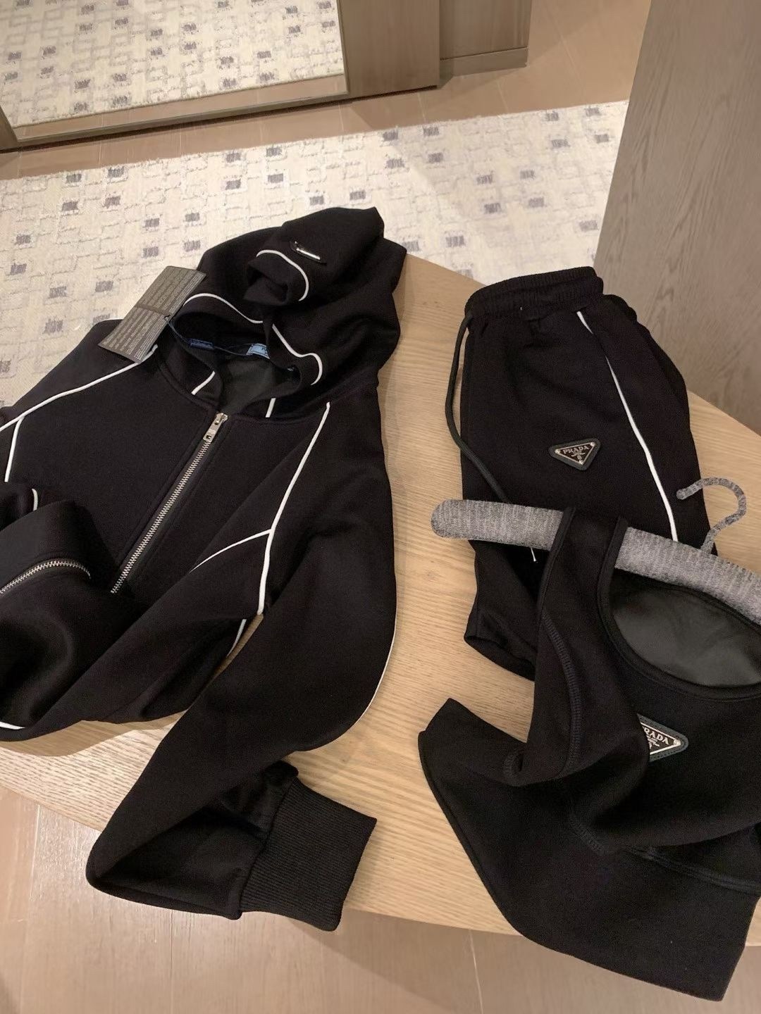 велюровый спортивный костюм,костюм велюровый,костюм спортивный женский,бархатный спортивный костюм женский,женский велюровый костюм с лампасами черный