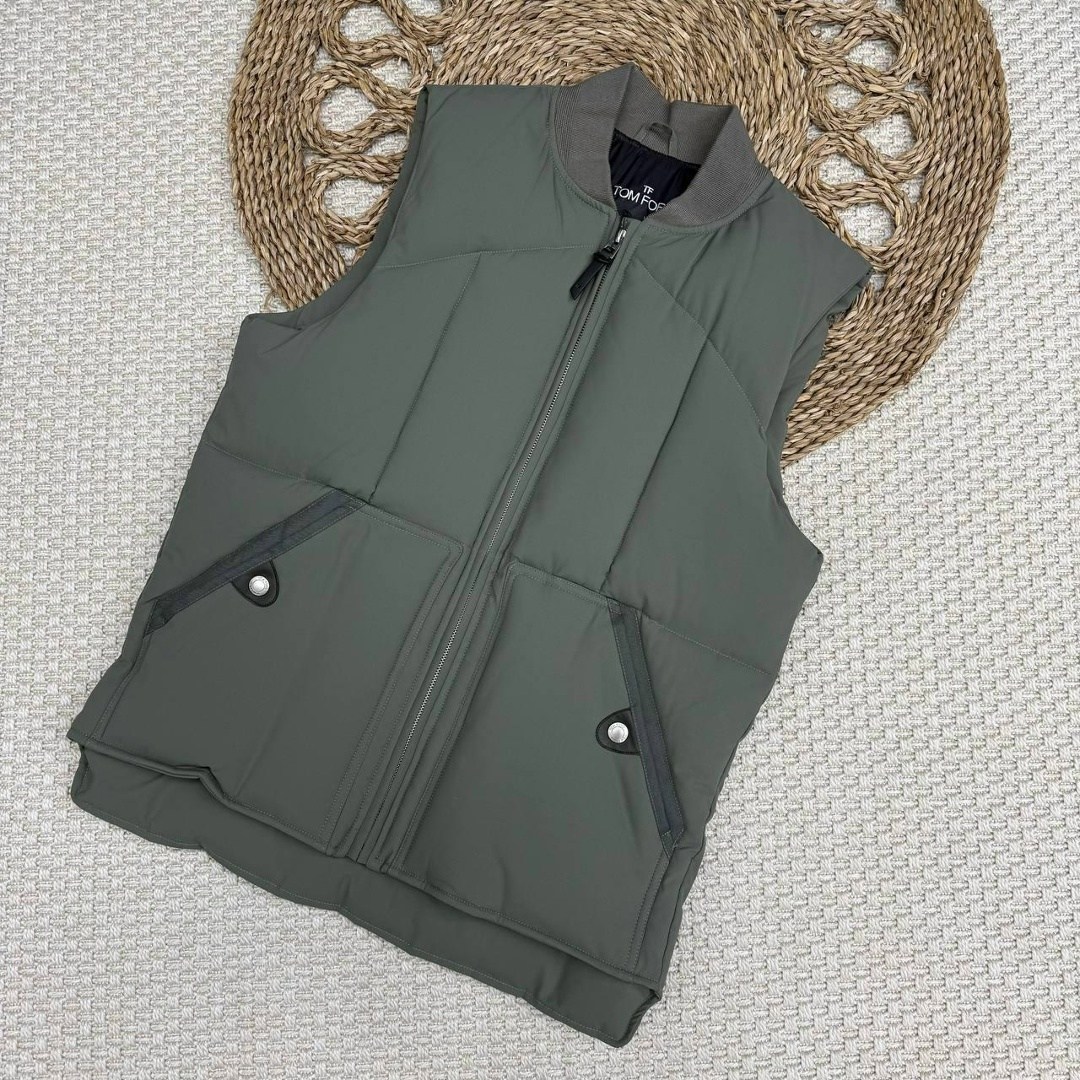 жилетка,жилетка монклер мужская,жилет кельвин кляйн мужской,жилет баленсиага,жилет