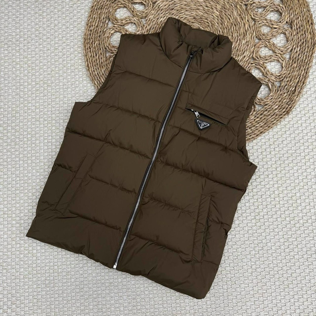 жилетка,жилетка монклер мужская,жилет кельвин кляйн мужской,жилет баленсиага,жилет