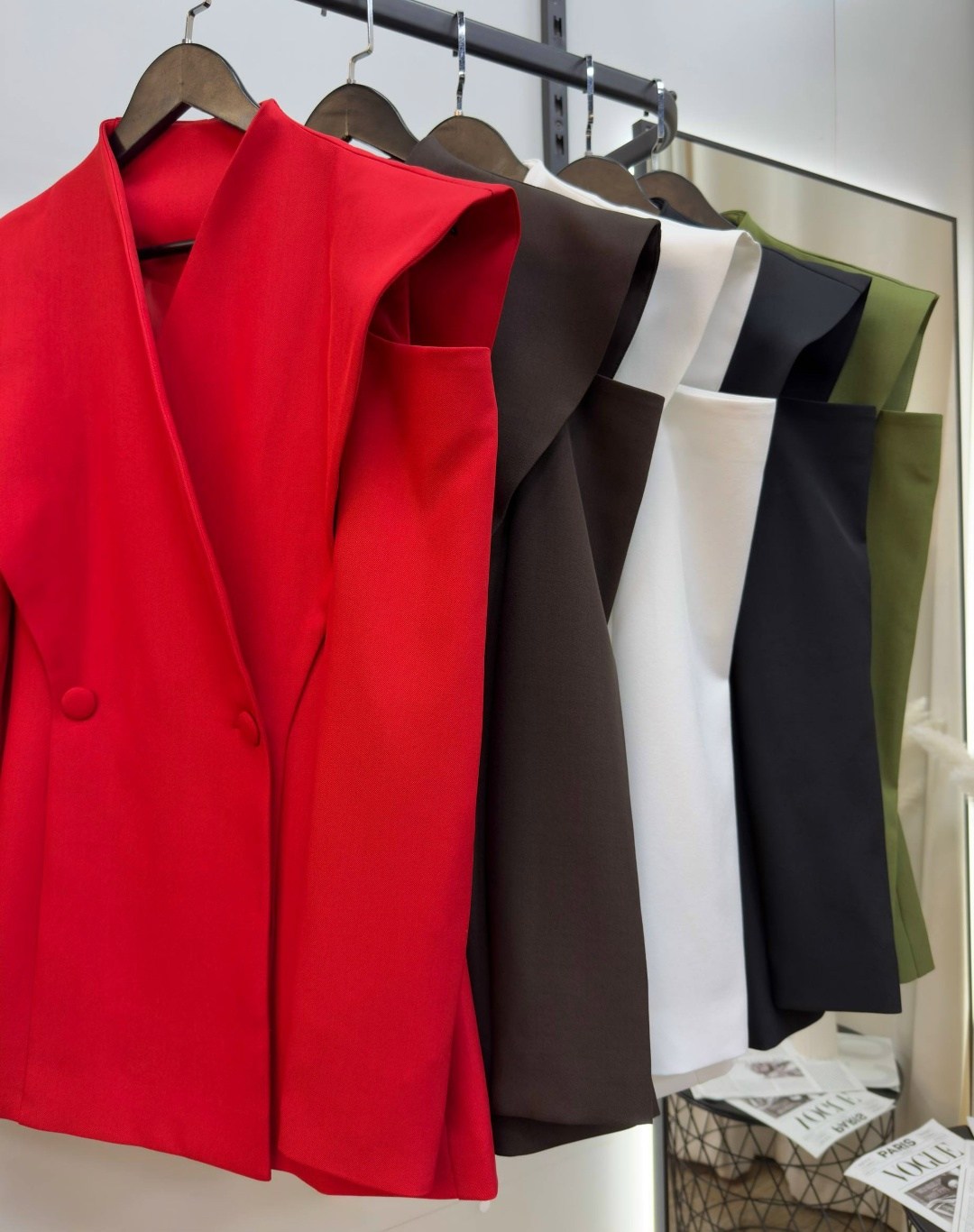 стильные наряды,жакет с архитектурными плечами,высокая мода,женский пиджак с длинным рукавом