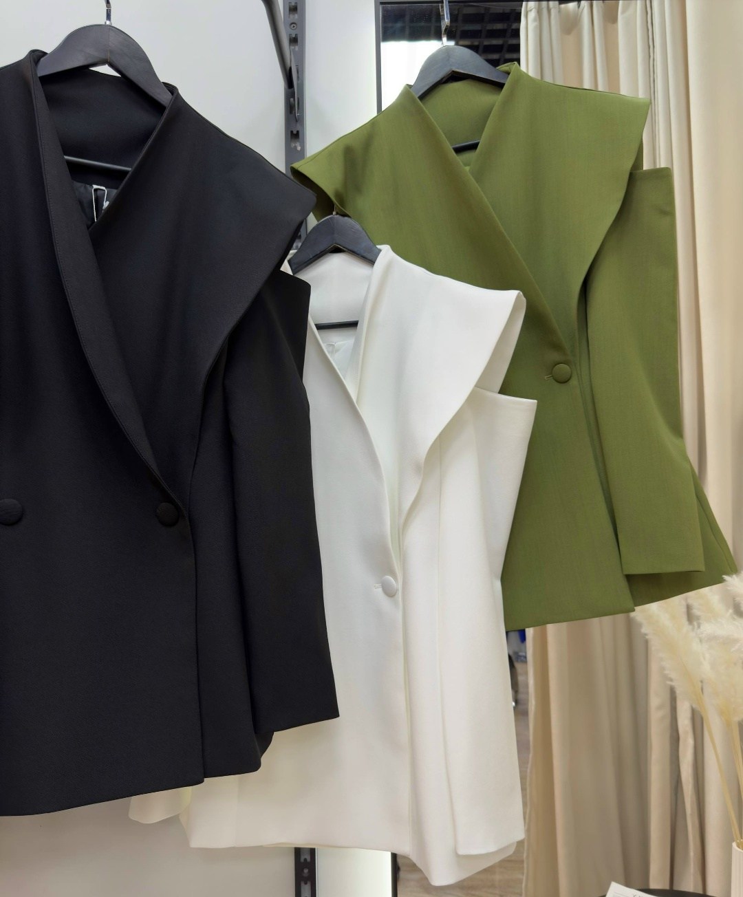 стильные наряды,жакет с архитектурными плечами,высокая мода,женский пиджак с длинным рукавом